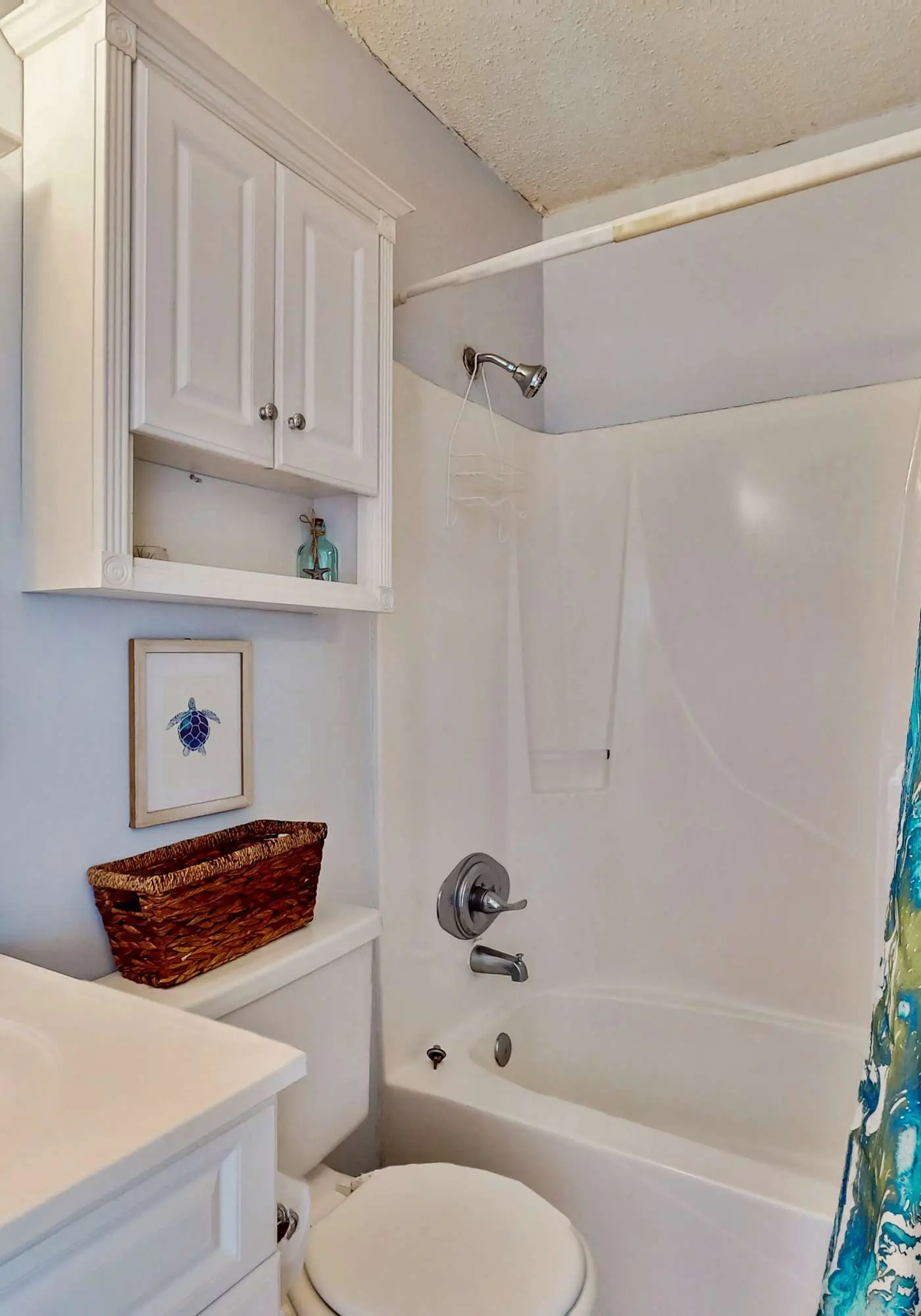 Beautiful condo with shared pools, full kitchen, private washer dryer