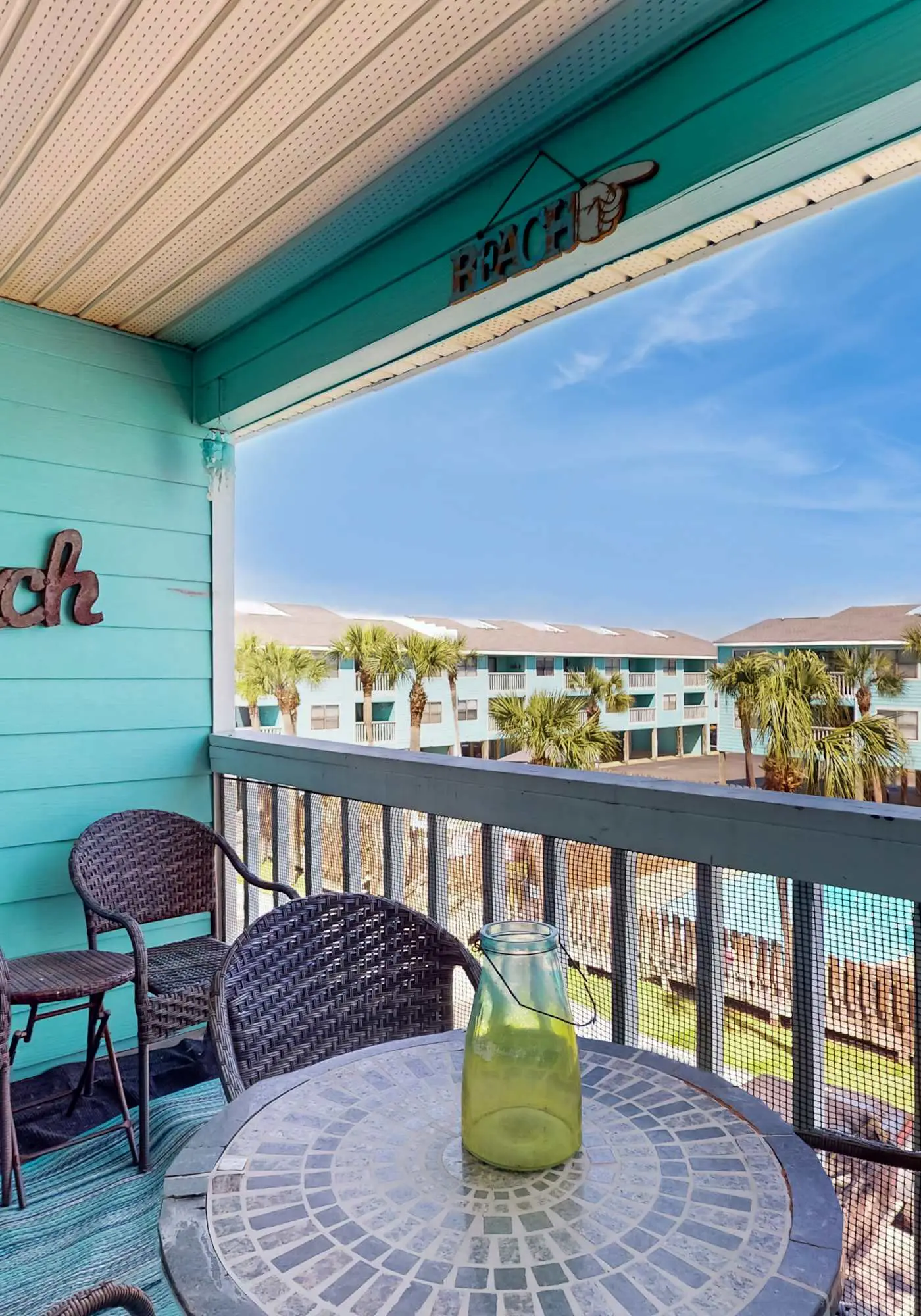 Beautiful condo with shared pools, full kitchen, private washer dryer