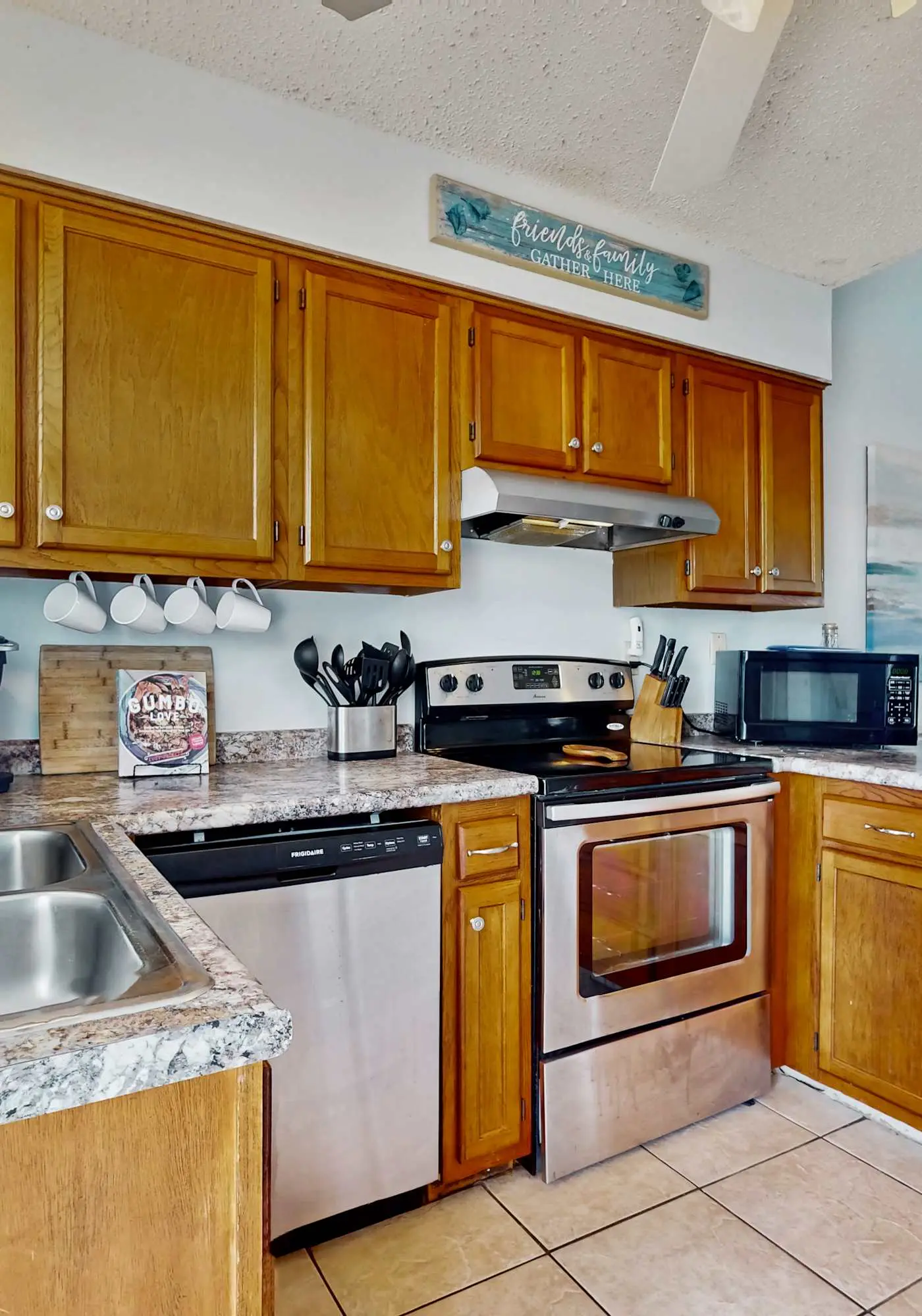 Beautiful condo with shared pools, full kitchen, private washer dryer