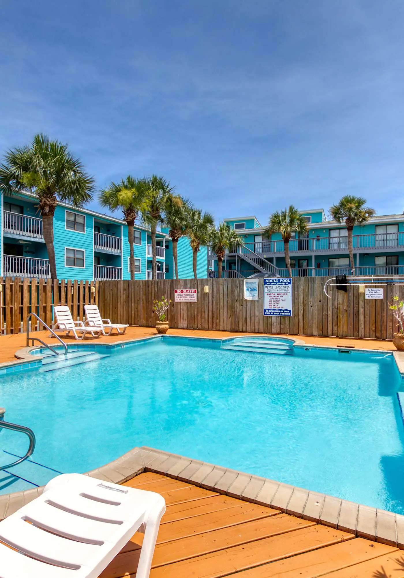 Beautiful condo with shared pools, full kitchen, private washer dryer