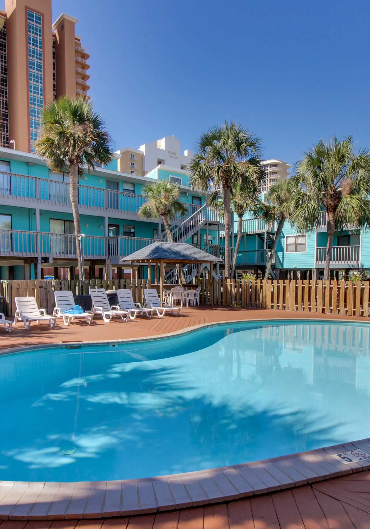 Beautiful condo with shared pools, full kitchen, private washer dryer