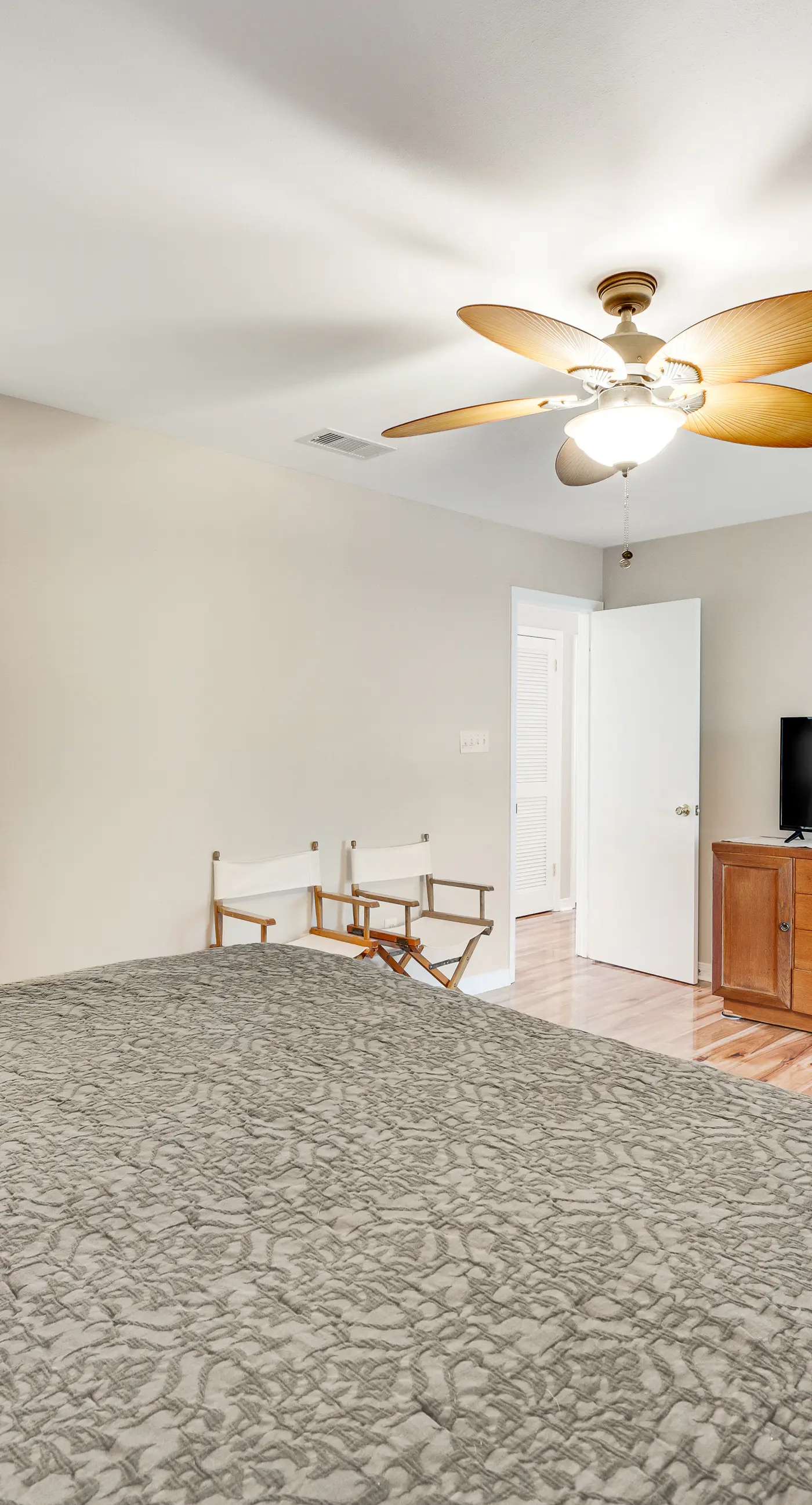 Newly renovated, bright & chic Home with private deck, grill & near the beach