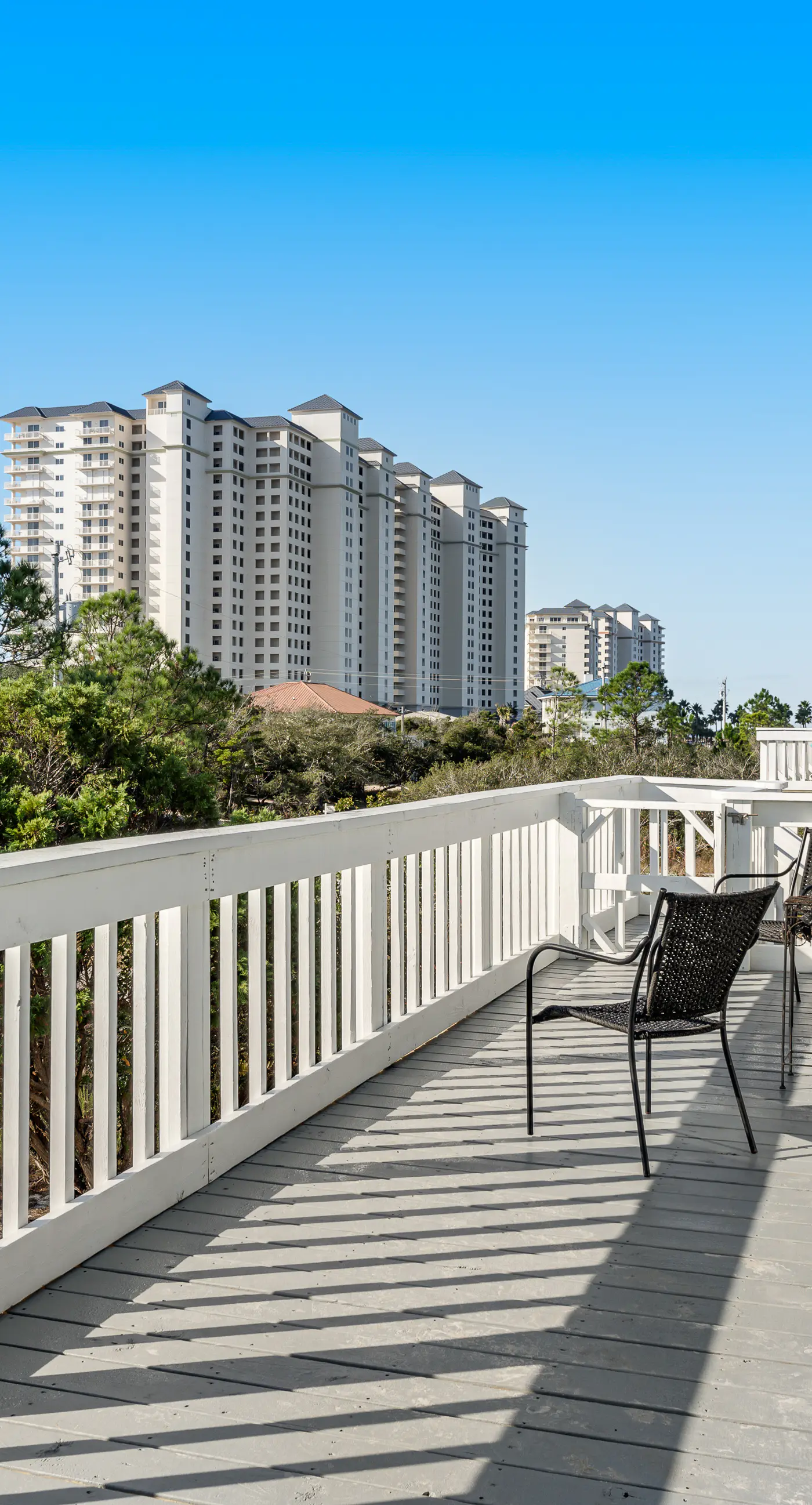 Newly renovated, bright & chic Home with private deck, grill & near the beach