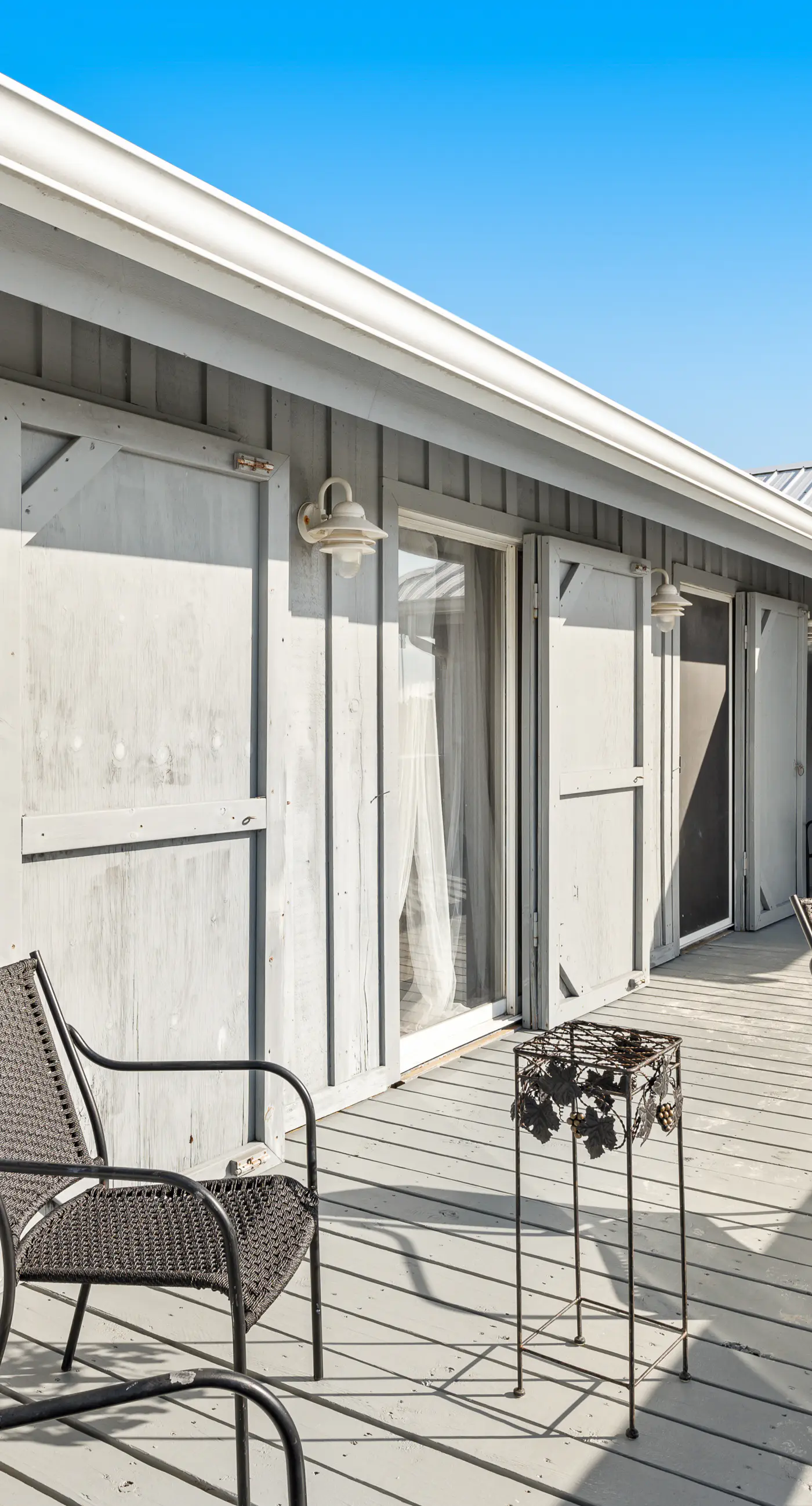 Newly renovated, bright & chic Home with private deck, grill & near the beach