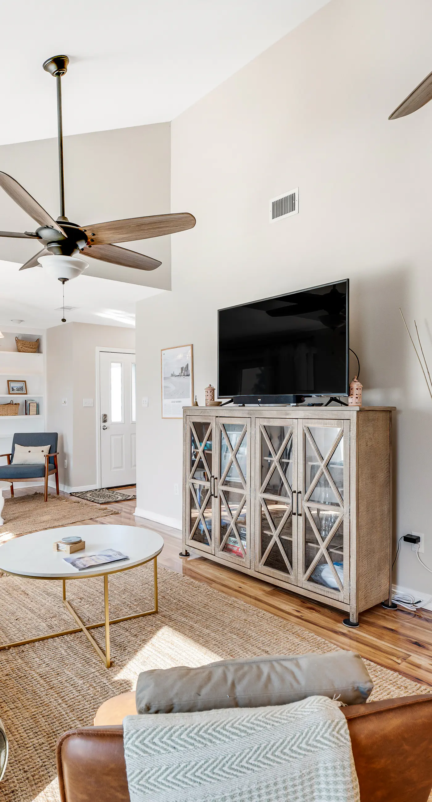 Newly renovated, bright & chic Home with private deck, grill & near the beach