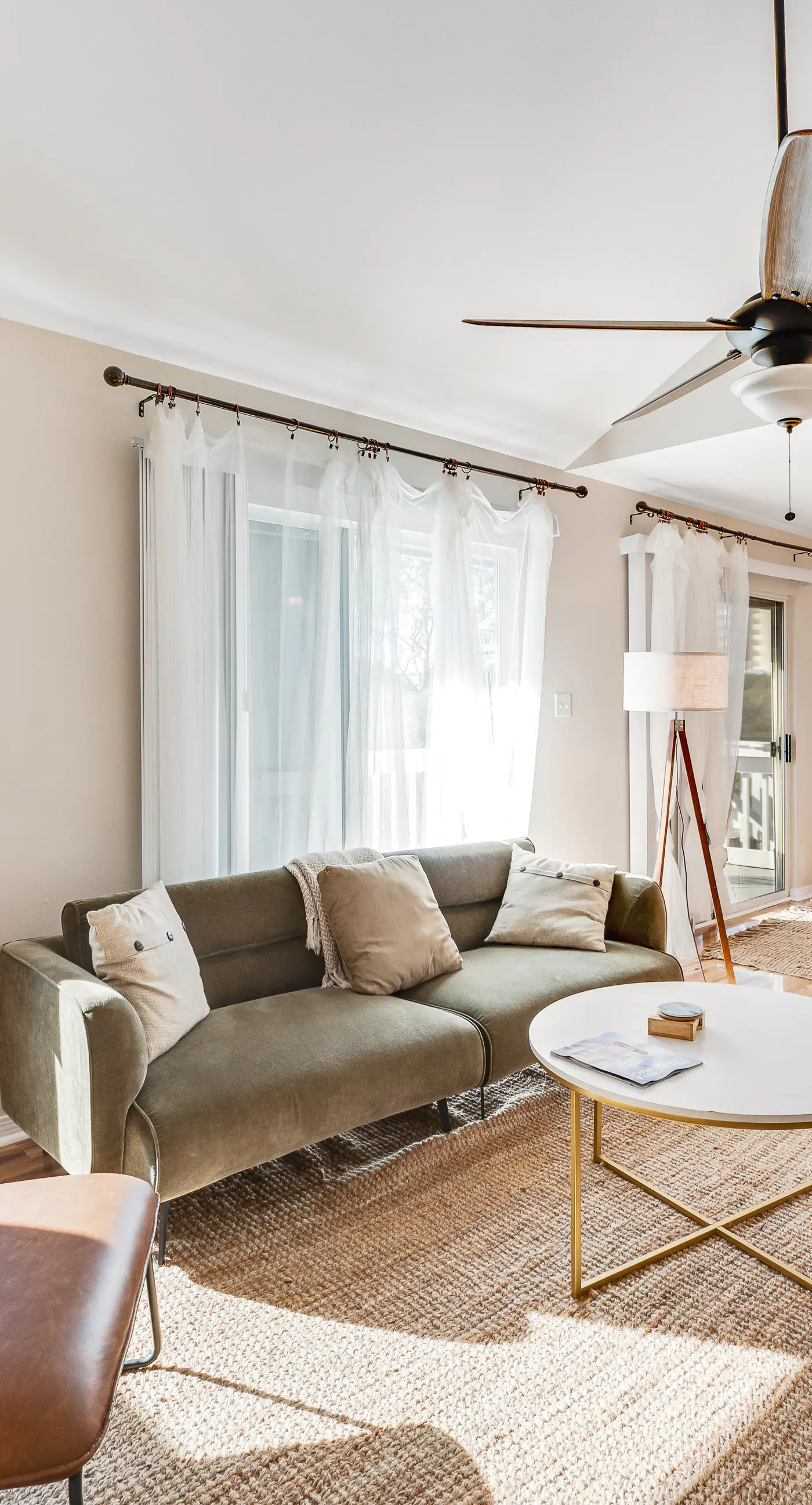 Newly renovated, bright & chic Home with private deck, grill & near the beach