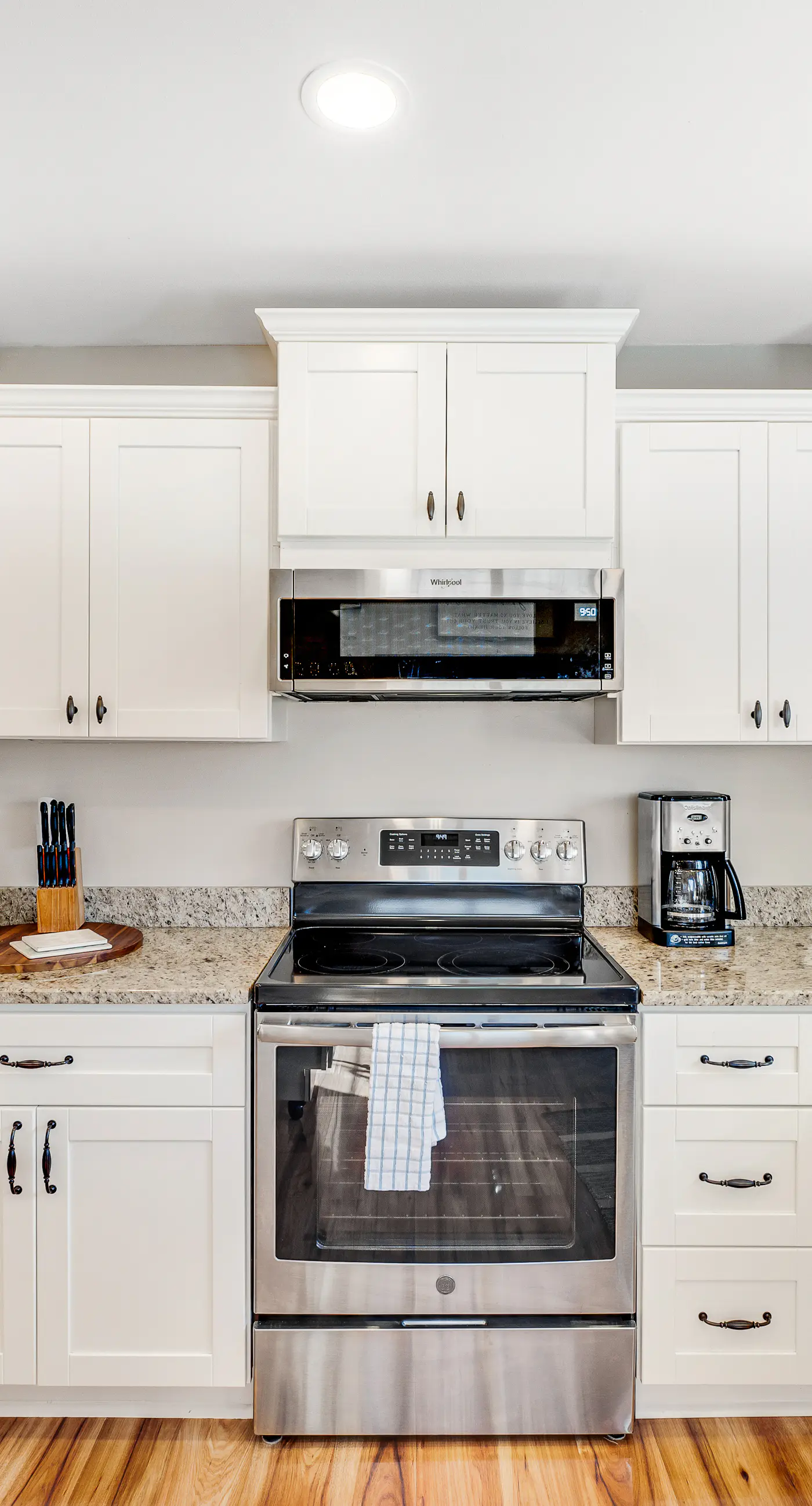 Newly renovated, bright & chic Home with private deck, grill & near the beach