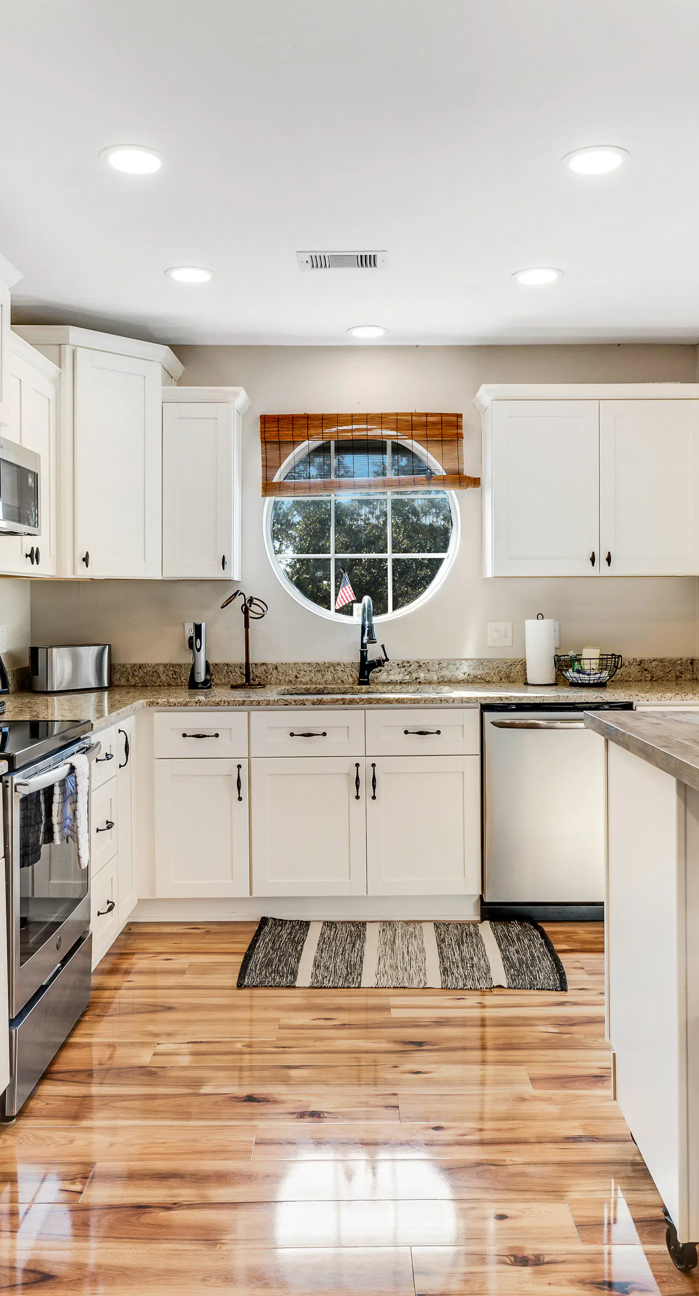 Newly renovated, bright & chic Home with private deck, grill & near the beach