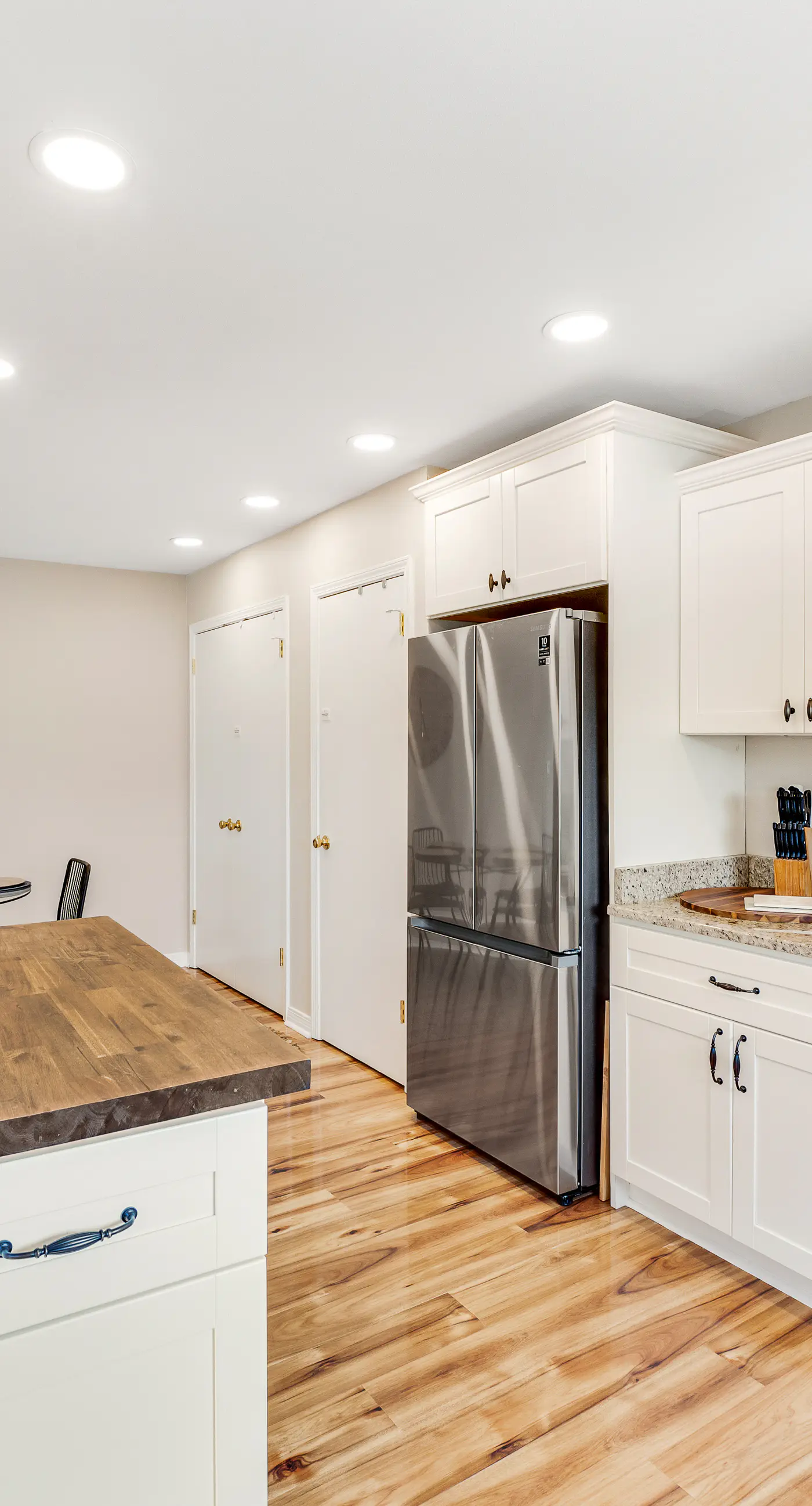 Newly renovated, bright & chic Home with private deck, grill & near the beach