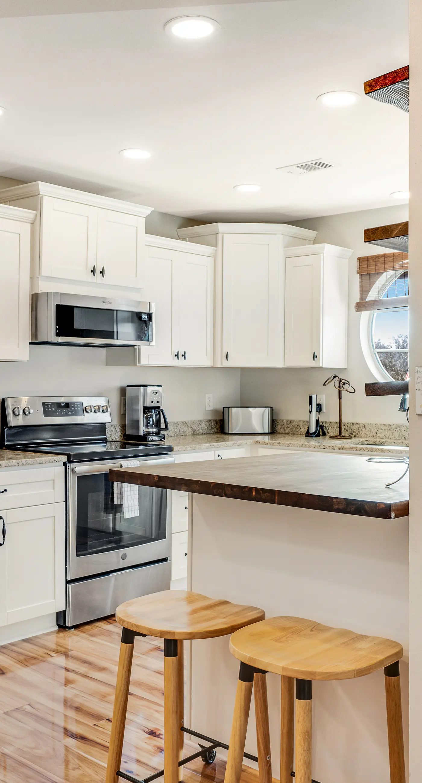 Newly renovated, bright & chic Home with private deck, grill & near the beach