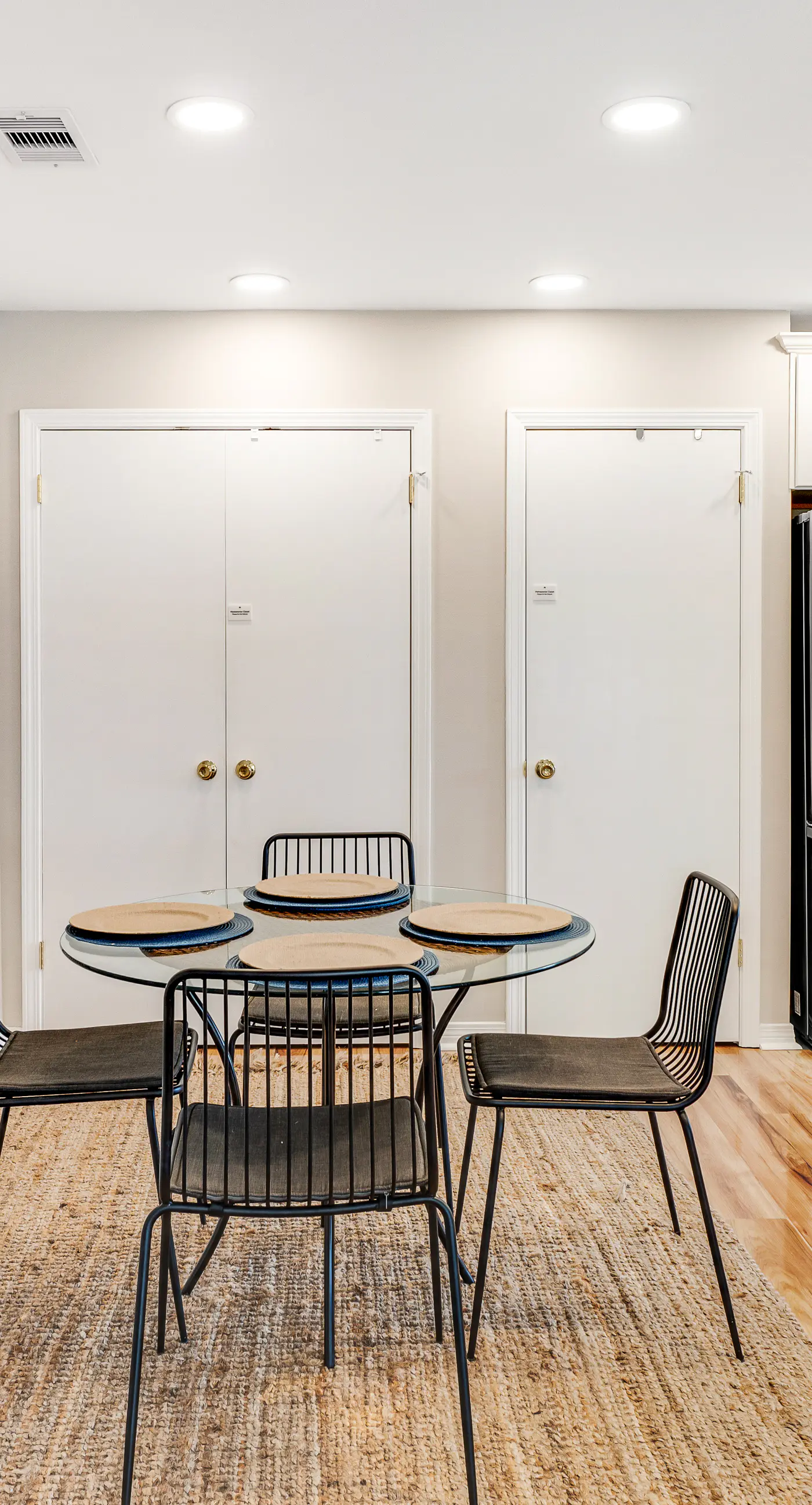 Newly renovated, bright & chic Home with private deck, grill & near the beach