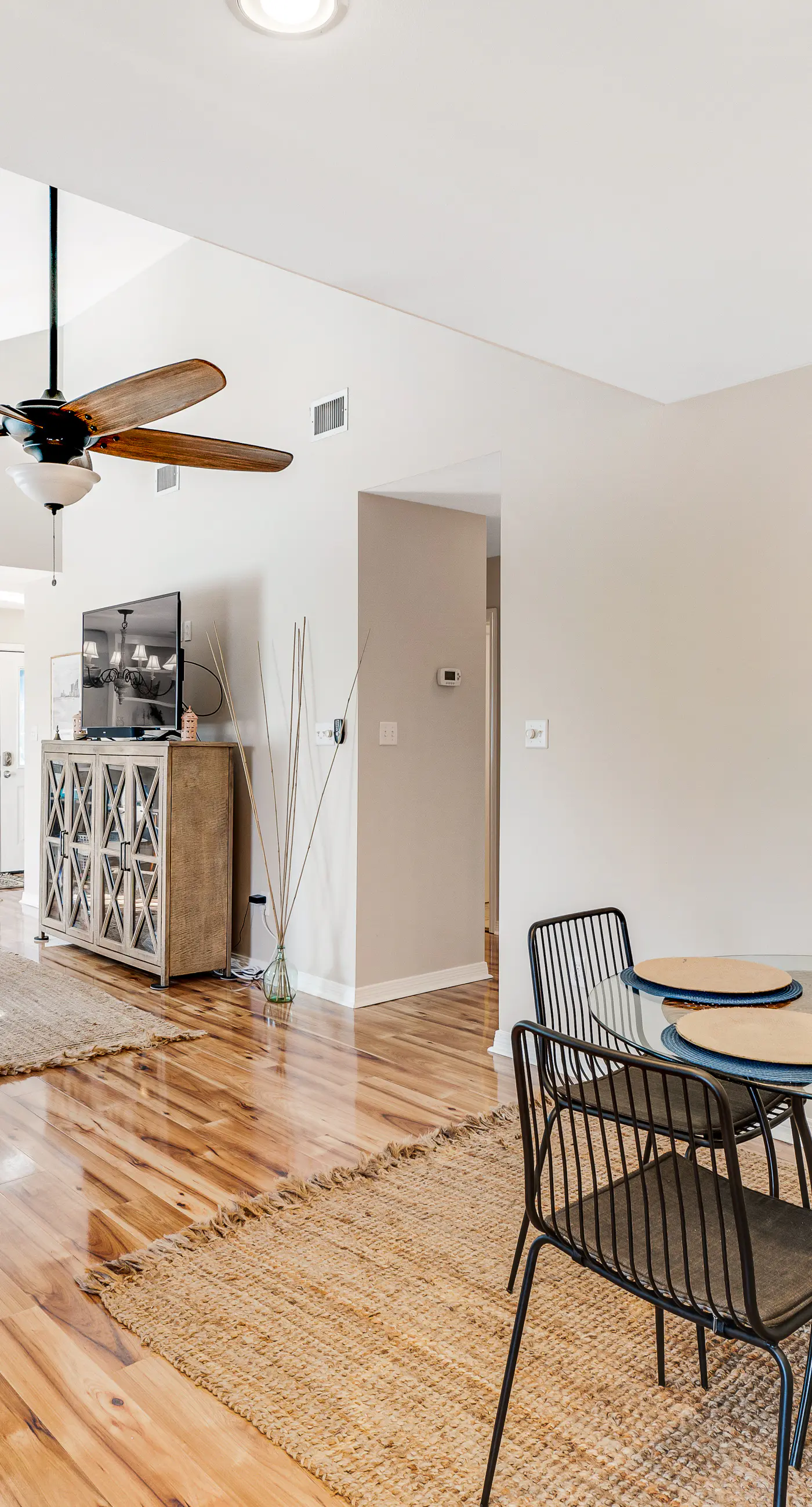 Newly renovated, bright & chic Home with private deck, grill & near the beach