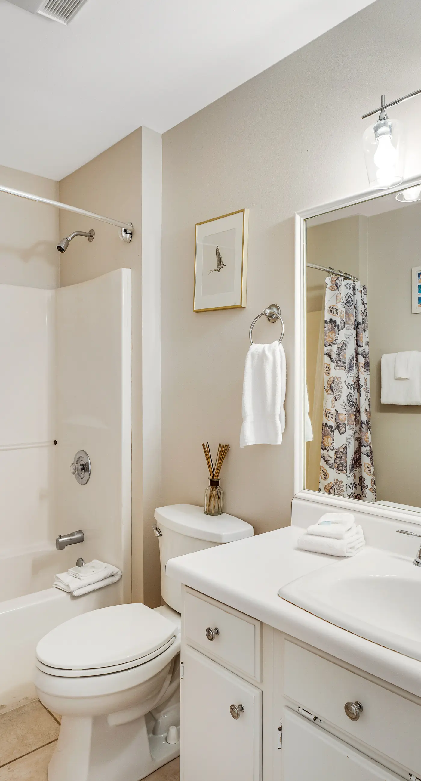 Newly renovated, bright & chic Home with private deck, grill & near the beach