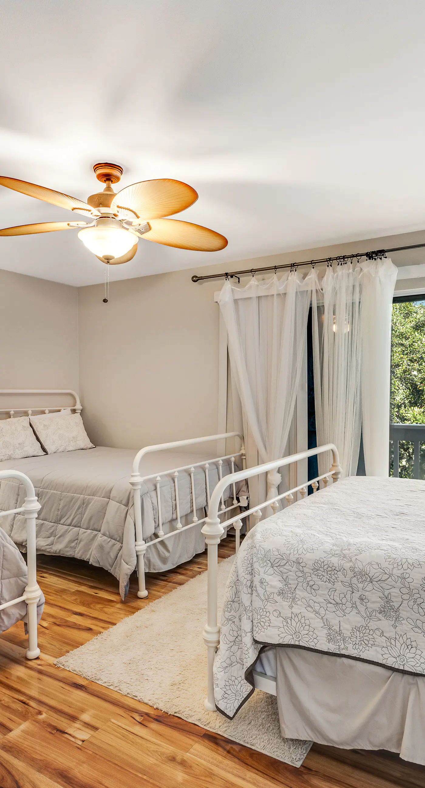 Newly renovated, bright & chic Home with private deck, grill & near the beach