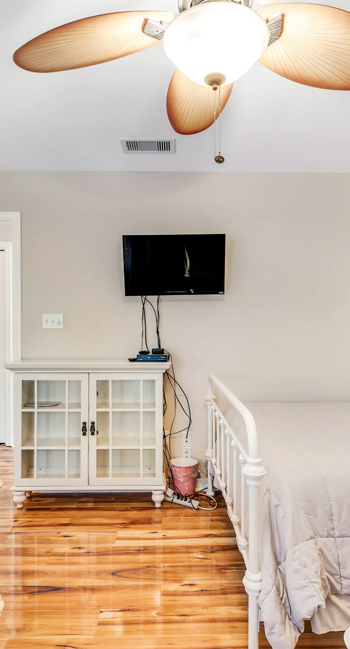 Newly renovated, bright & chic Home with private deck, grill & near the beach