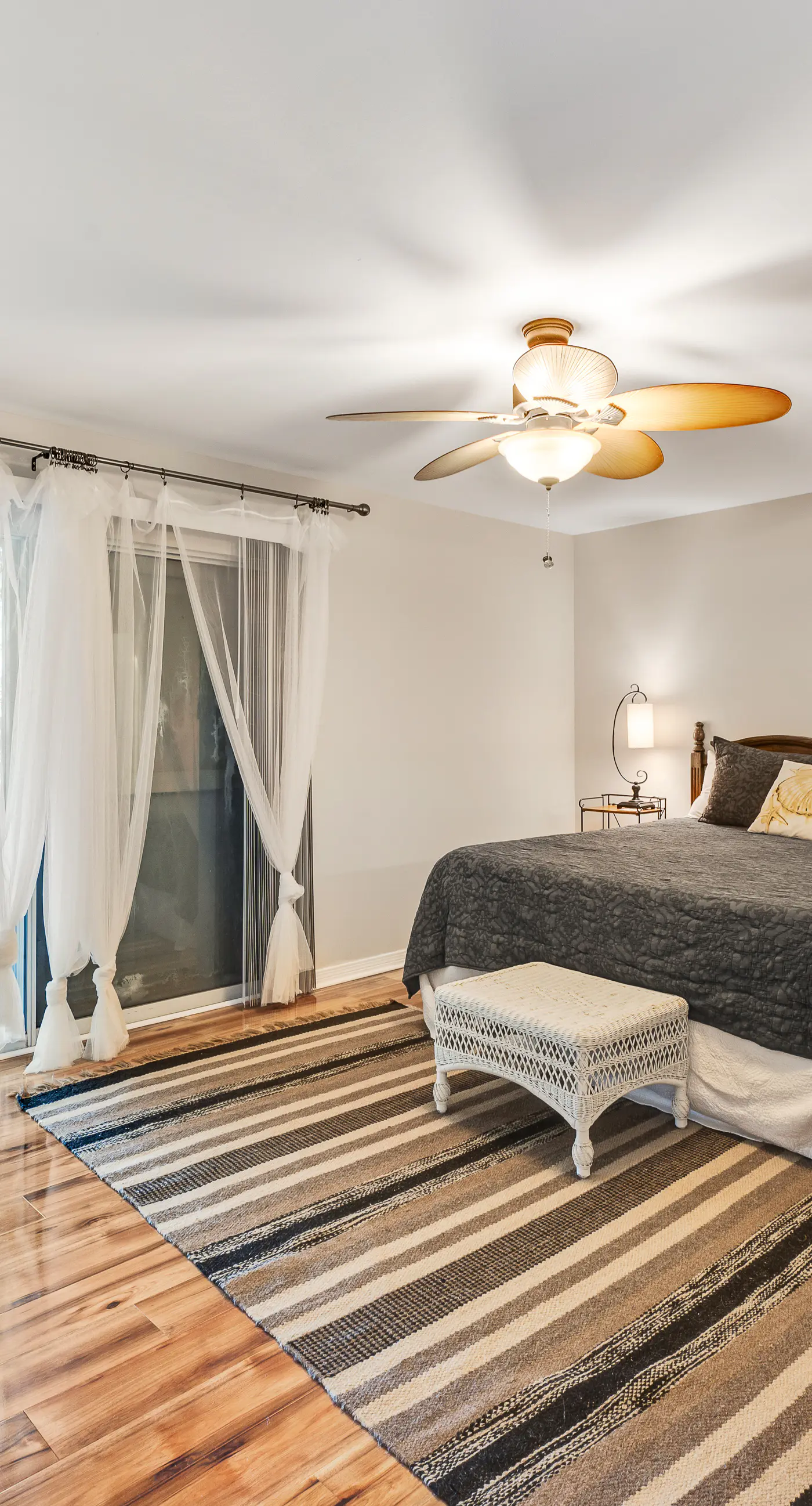 Newly renovated, bright & chic Home with private deck, grill & near the beach