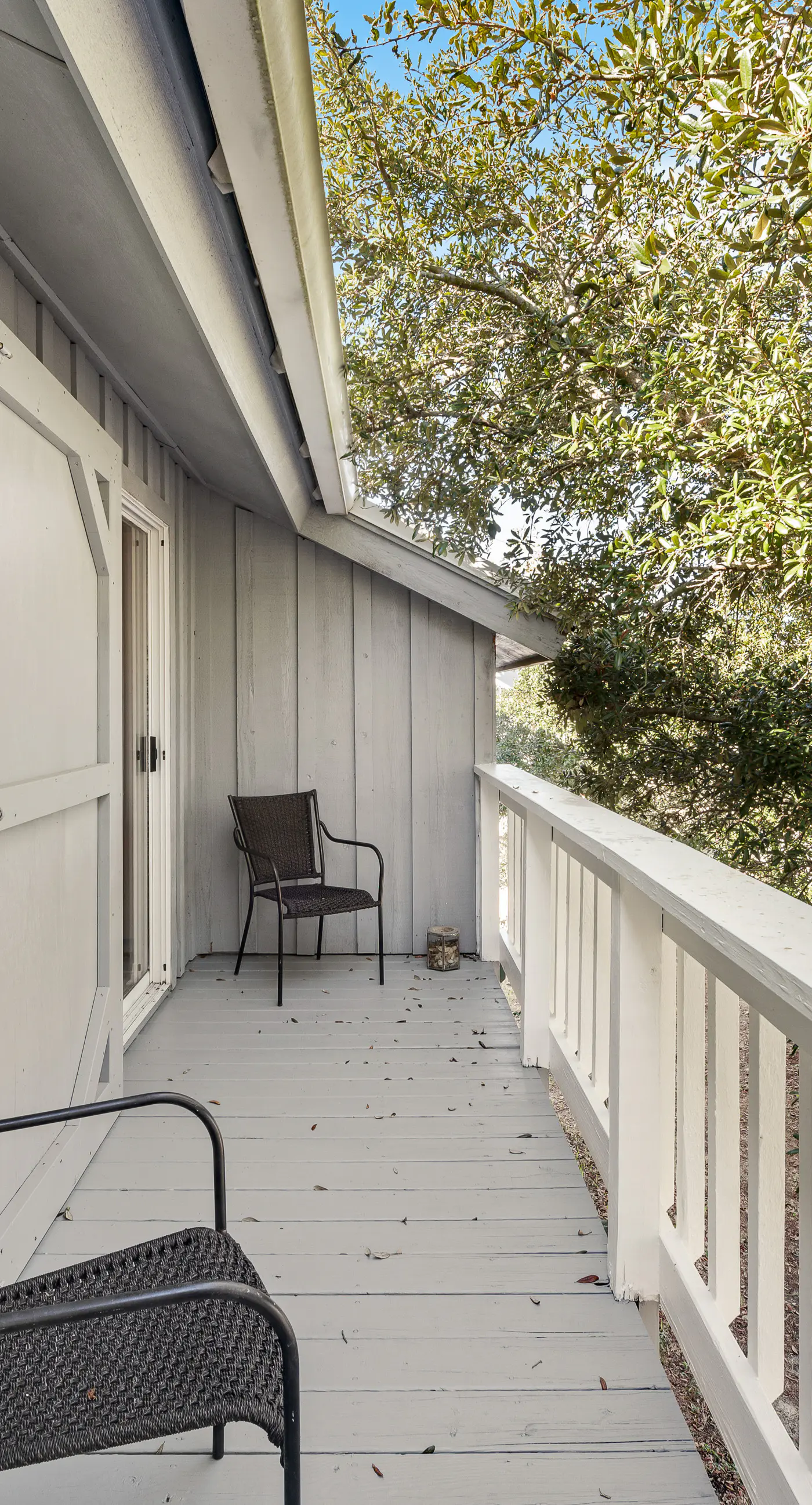 Newly renovated, bright & chic Home with private deck, grill & near the beach