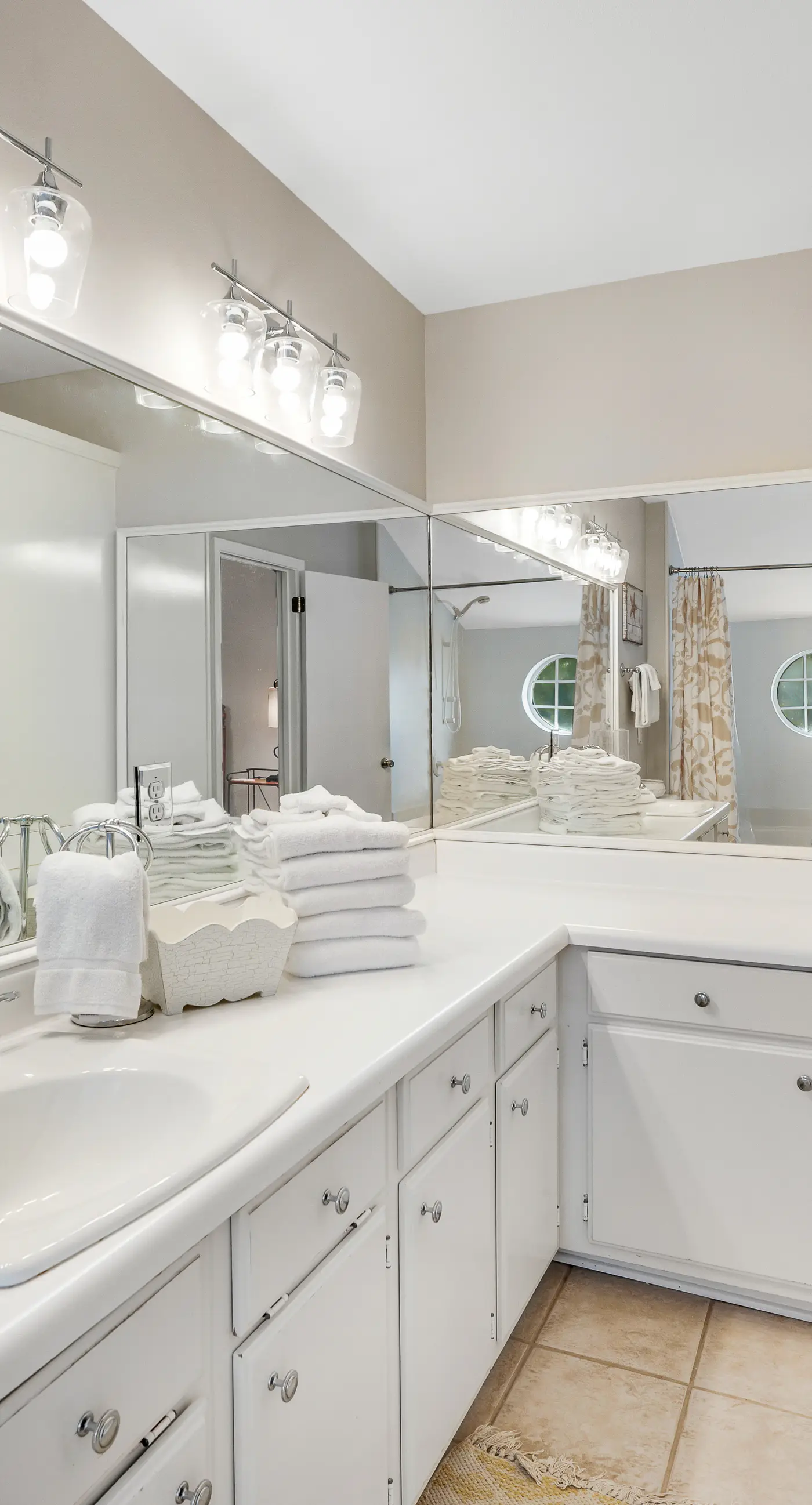 Newly renovated, bright & chic Home with private deck, grill & near the beach