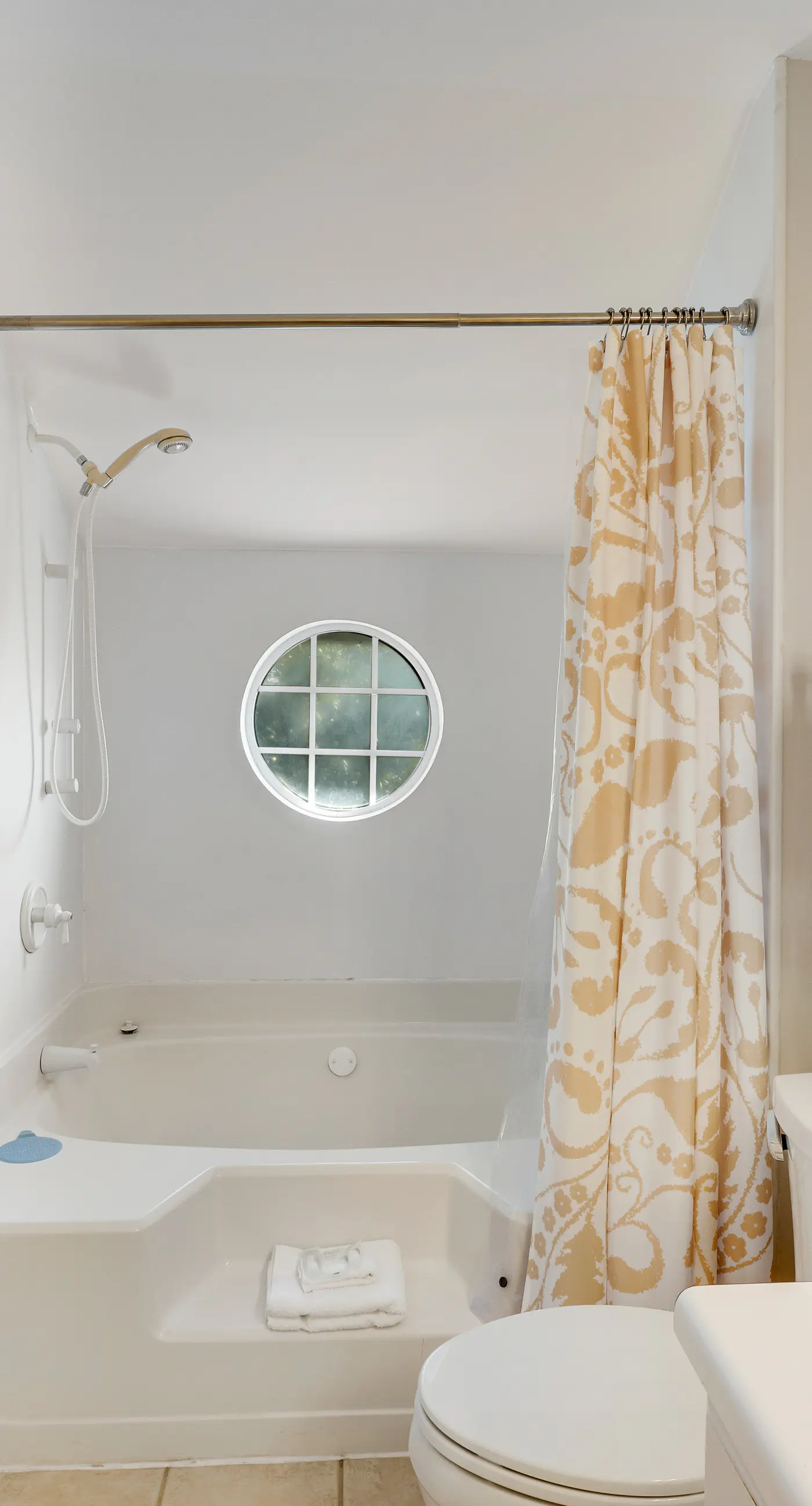 Newly renovated, bright & chic Home with private deck, grill & near the beach