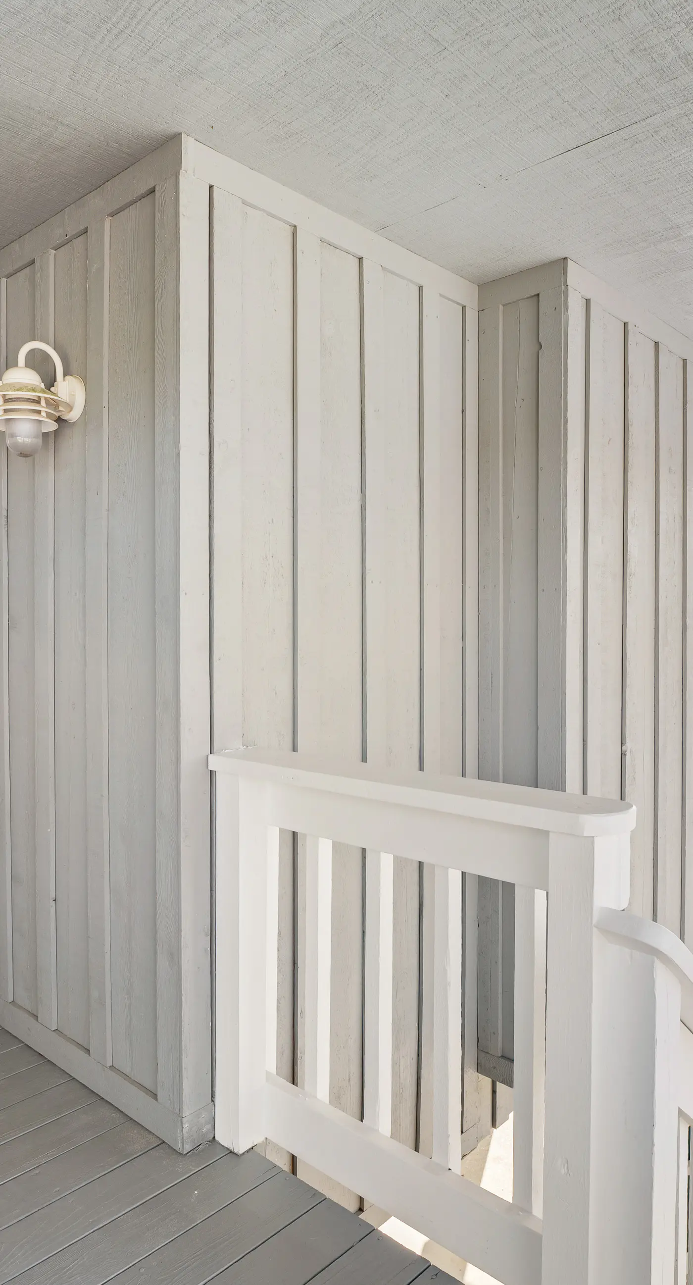 Newly renovated, bright & chic Home with private deck, grill & near the beach