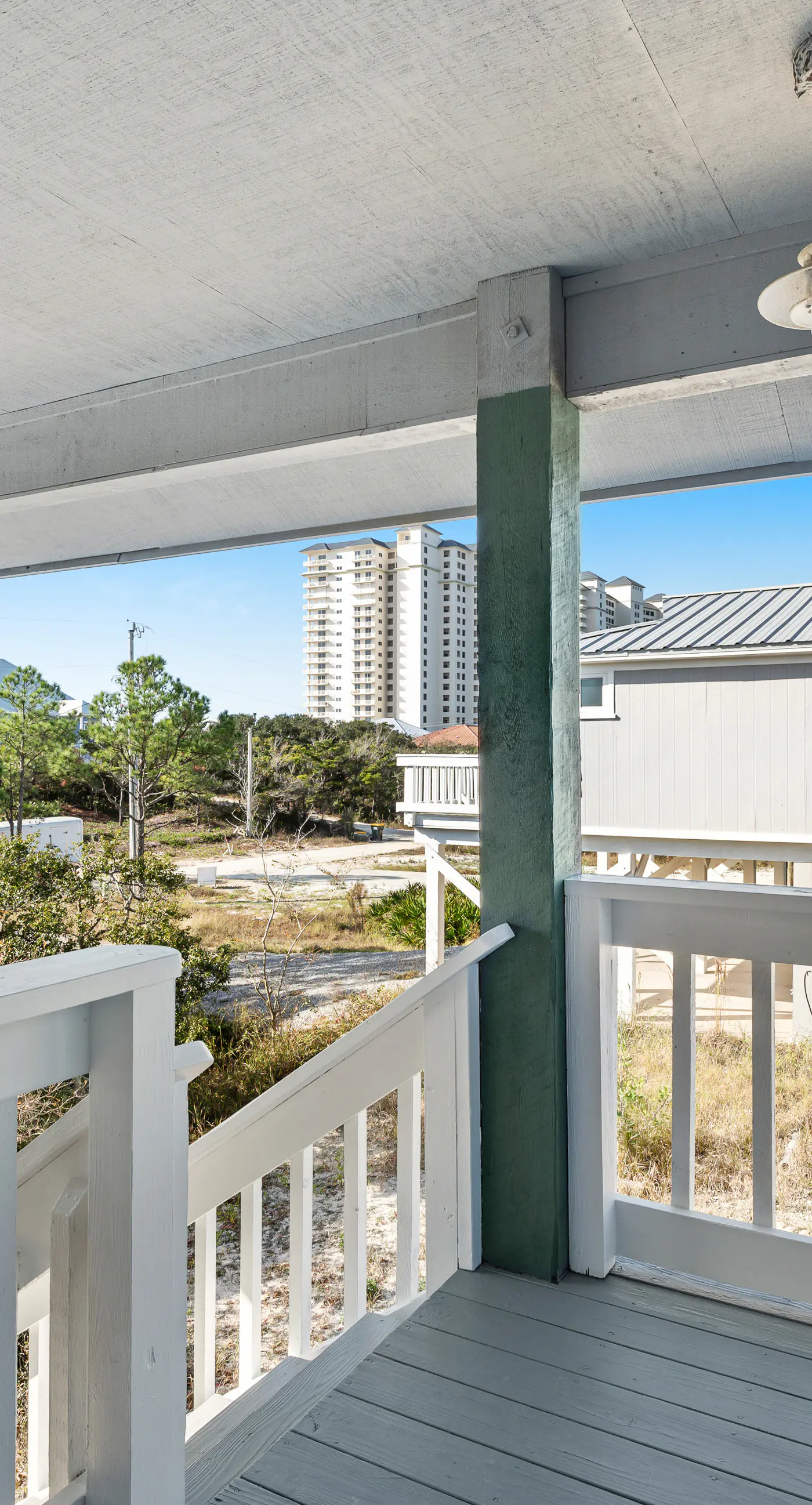 Newly renovated, bright & chic Home with private deck, grill & near the beach
