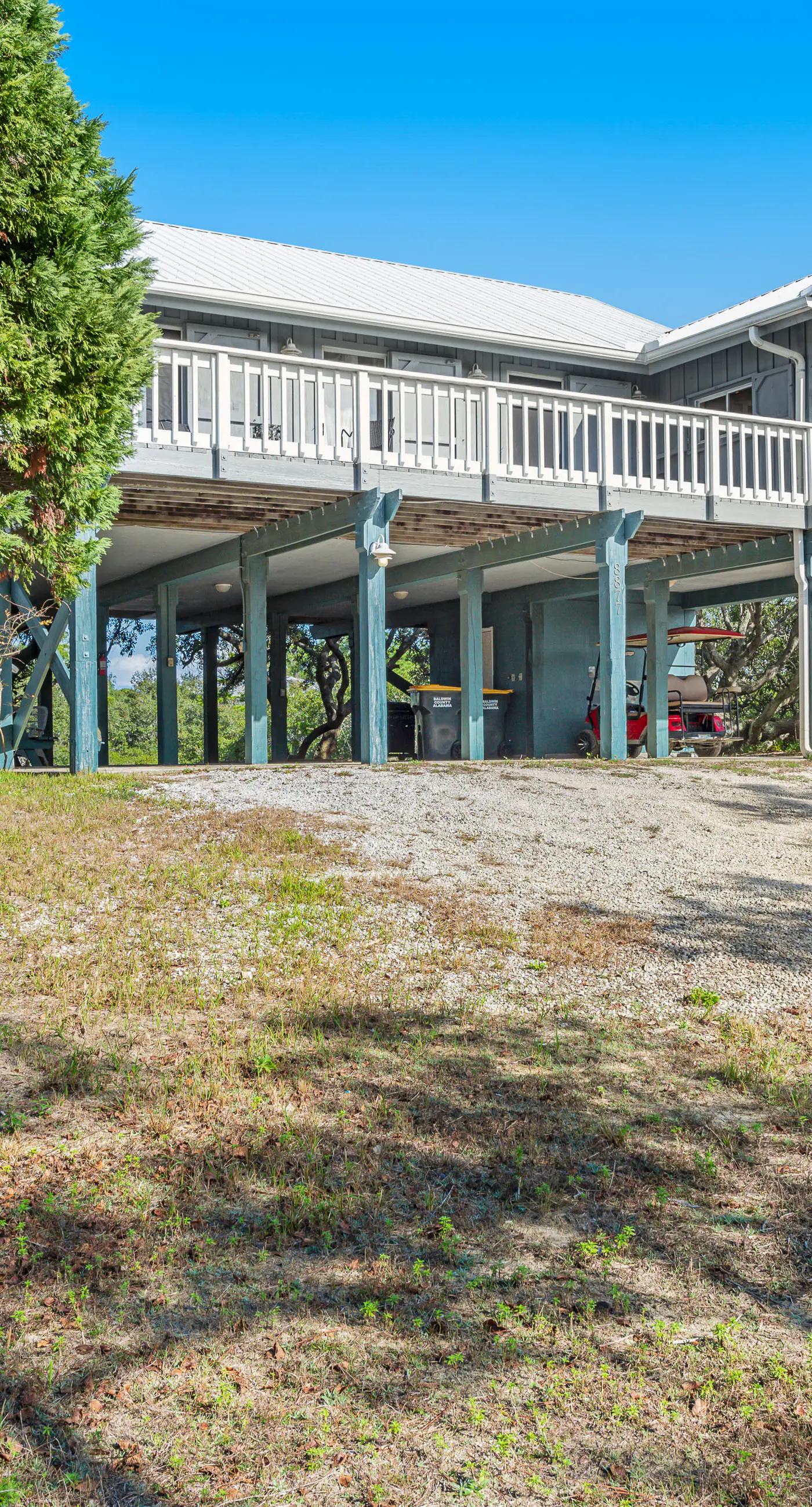 Newly renovated, bright & chic Home with private deck, grill & near the beach