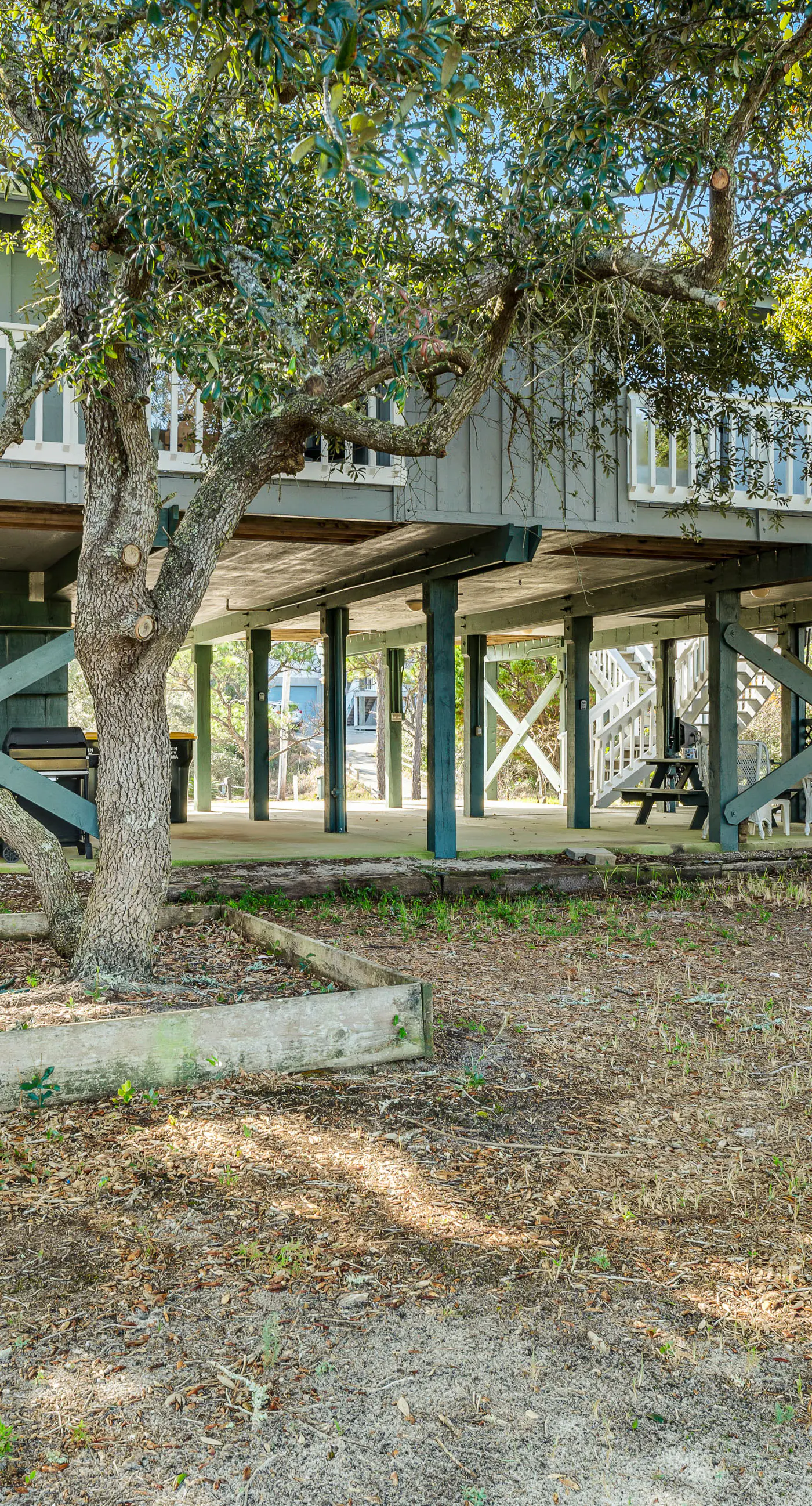 Newly renovated, bright & chic Home with private deck, grill & near the beach