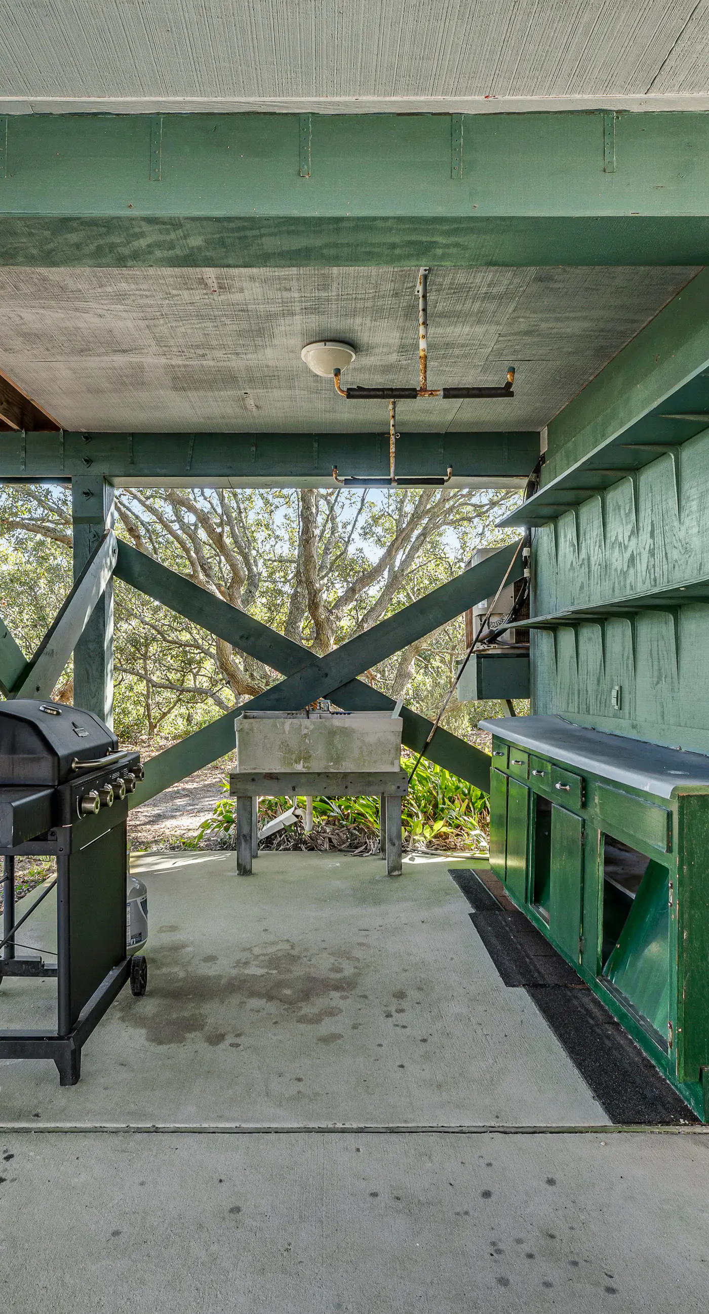 Newly renovated, bright & chic Home with private deck, grill & near the beach