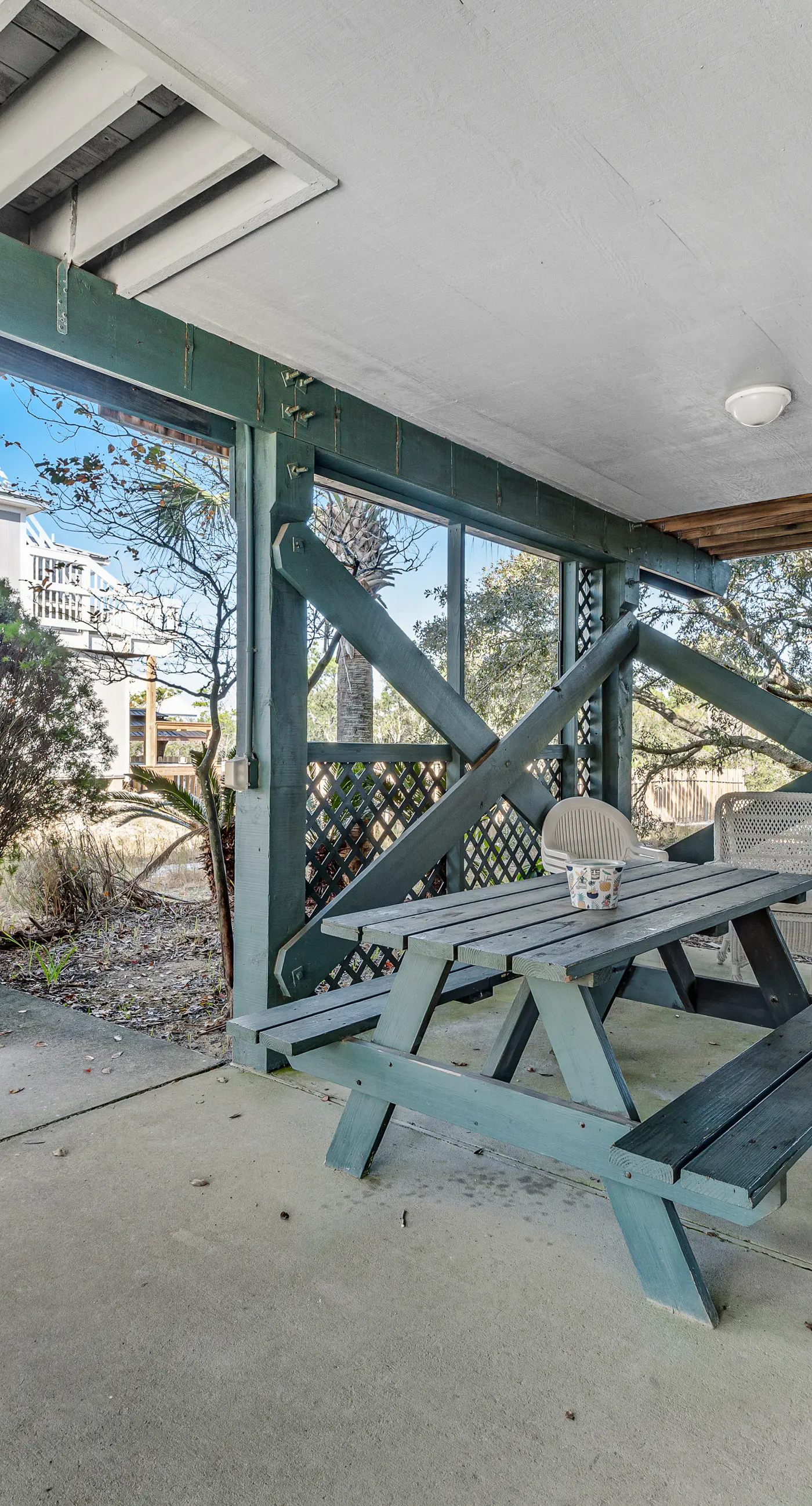 Newly renovated, bright & chic Home with private deck, grill & near the beach