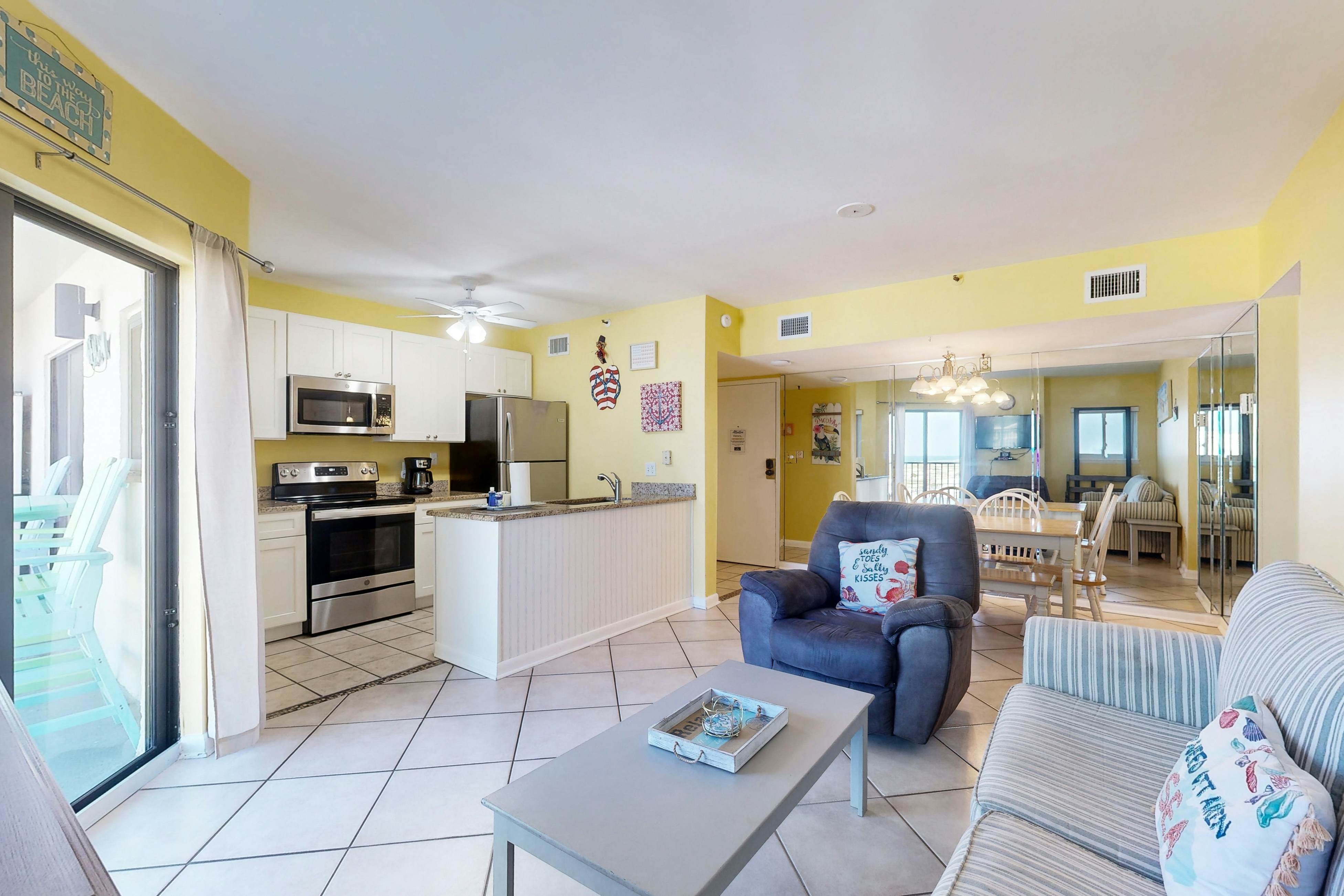 Snowbird-friendly condo with WiFi, on-site pools, hot tub, golf, & tennis