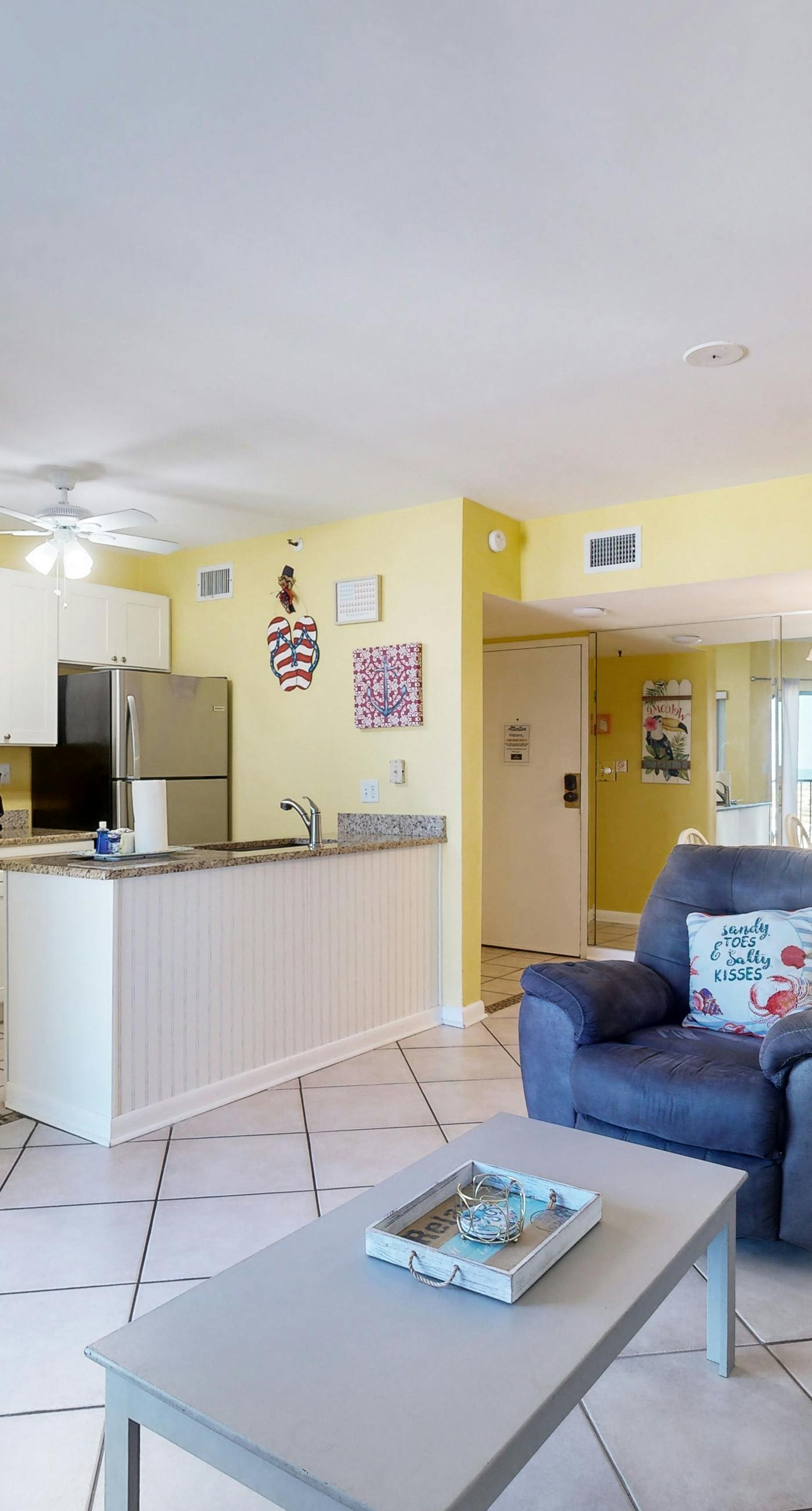 Snowbird-friendly condo with WiFi, on-site pools, hot tub, golf, & tennis