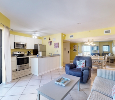 Snowbird-friendly condo with WiFi, on-site pools, hot tub, golf, & tennis