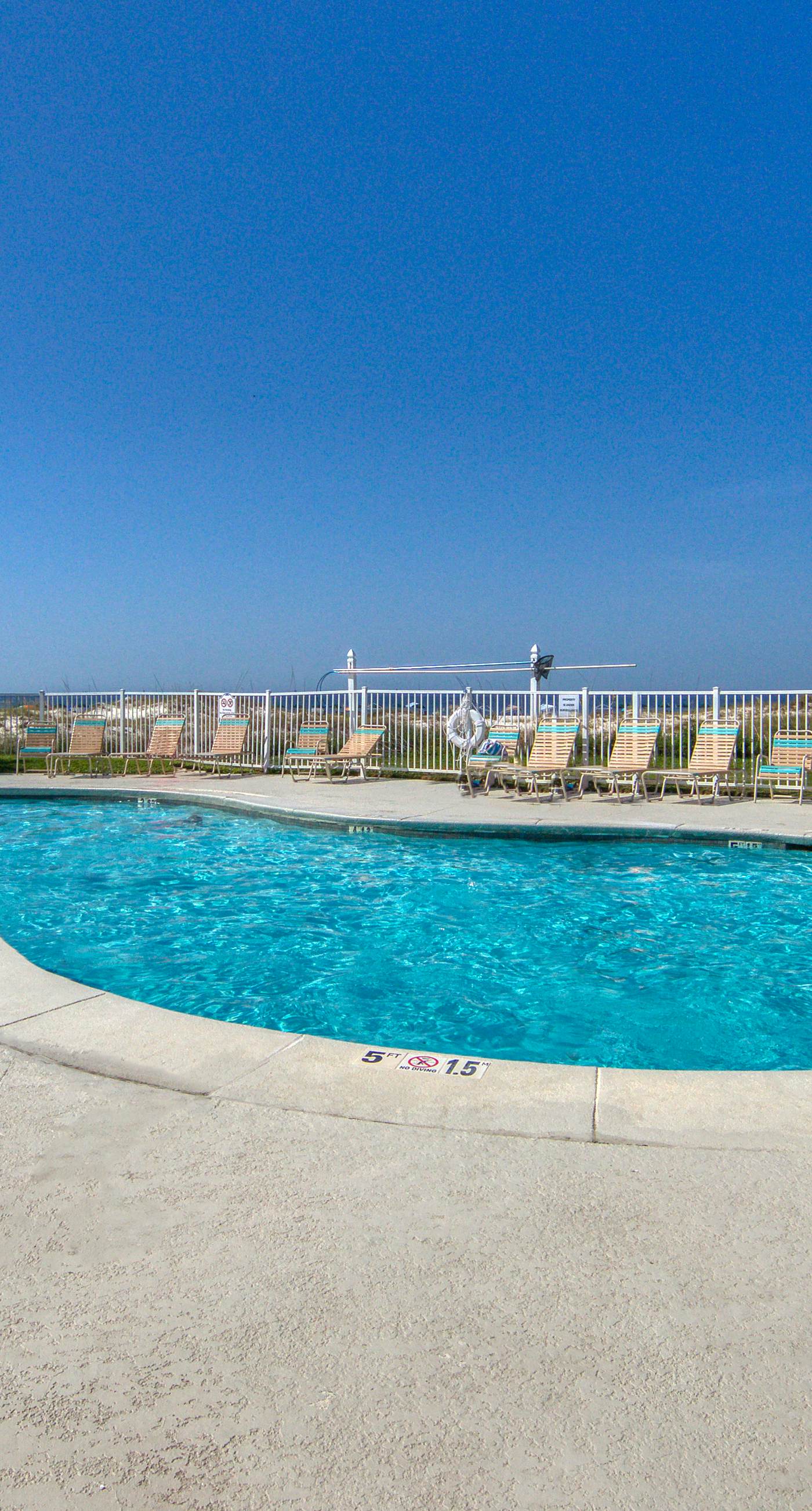 Snowbird-friendly condo with WiFi, on-site pools, hot tub, golf, & tennis