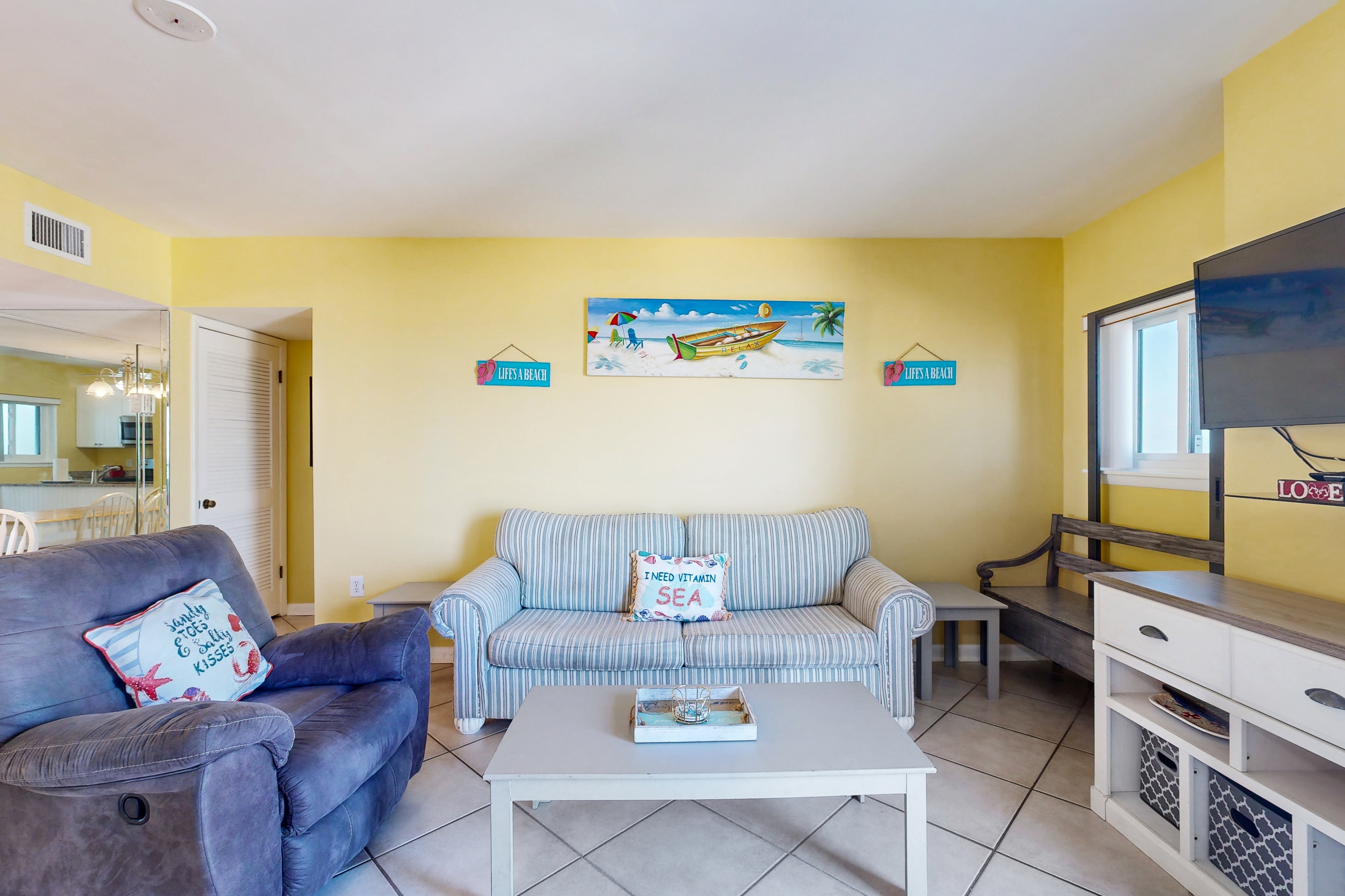 Snowbird-friendly condo with WiFi, on-site pools, hot tub, golf, & tennis