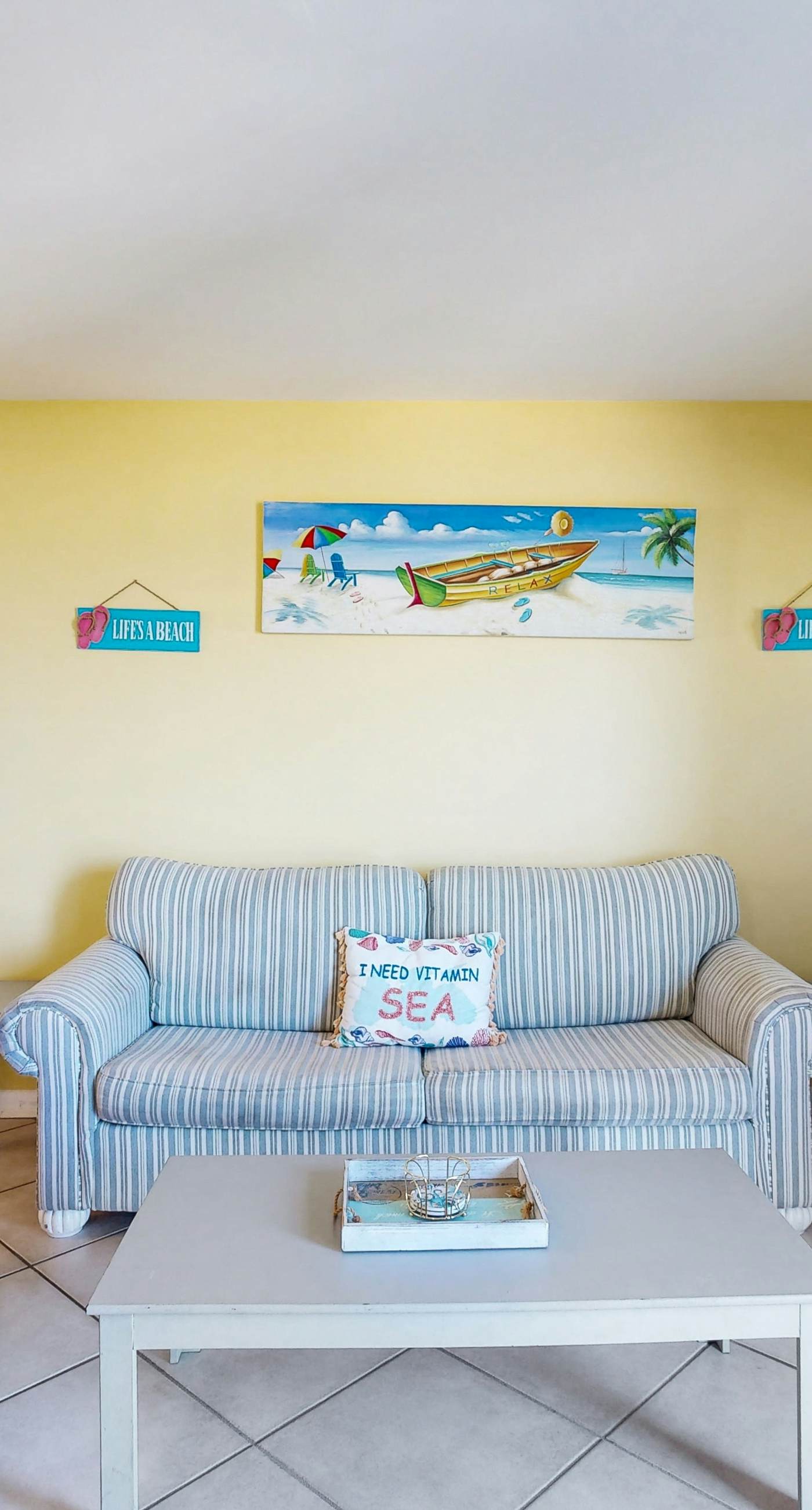 Snowbird-friendly condo with WiFi, on-site pools, hot tub, golf, & tennis