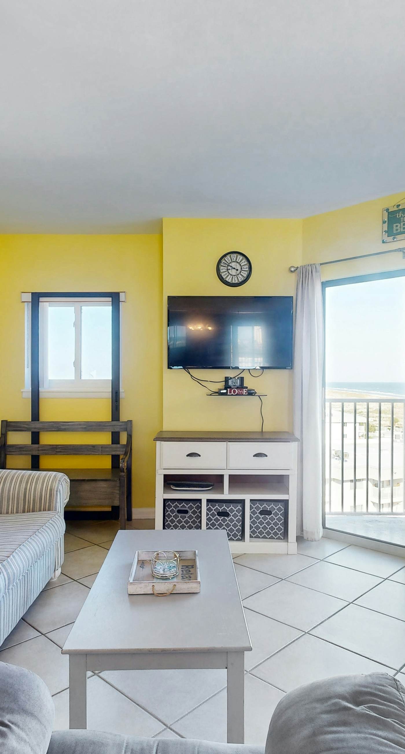 Snowbird-friendly condo with WiFi, on-site pools, hot tub, golf, & tennis