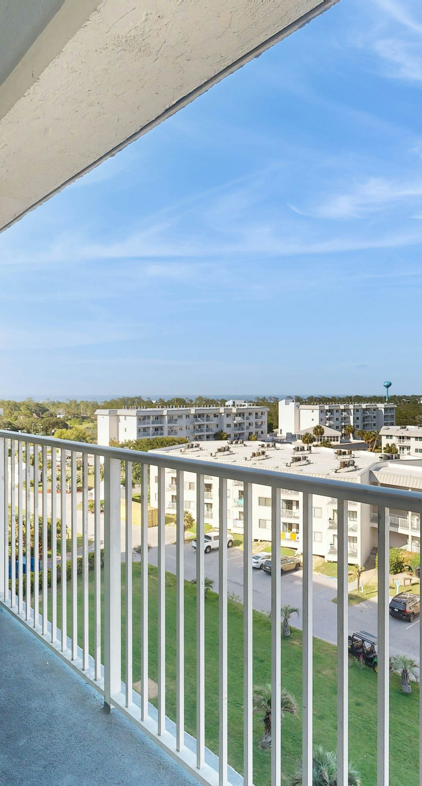 Snowbird-friendly condo with WiFi, on-site pools, hot tub, golf, & tennis