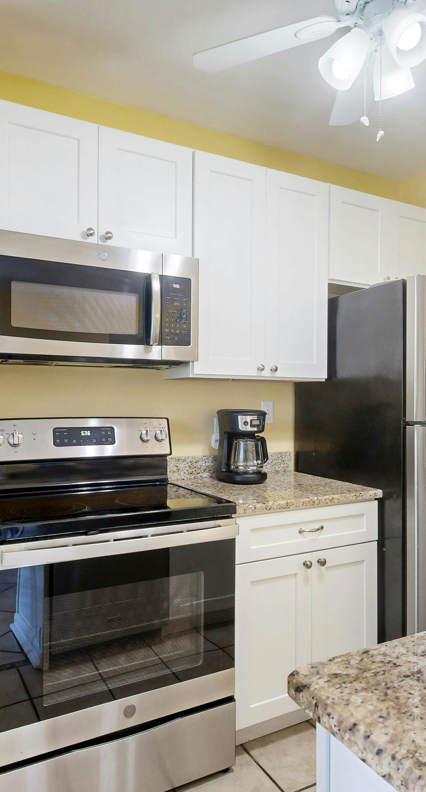 Snowbird-friendly condo with WiFi, on-site pools, hot tub, golf, & tennis