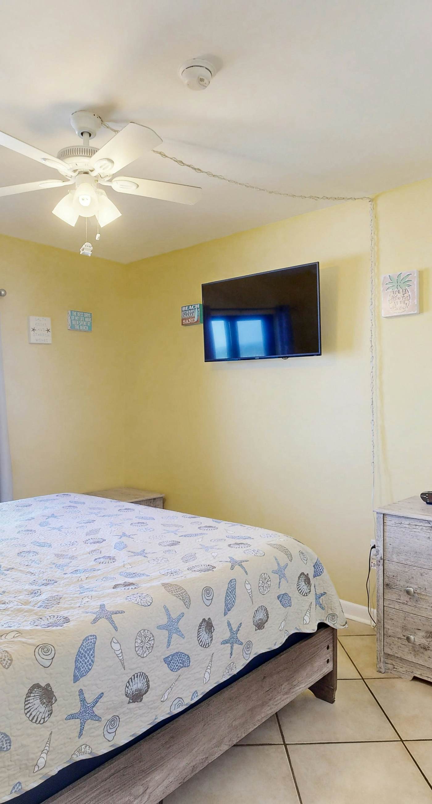 Snowbird-friendly condo with WiFi, on-site pools, hot tub, golf, & tennis