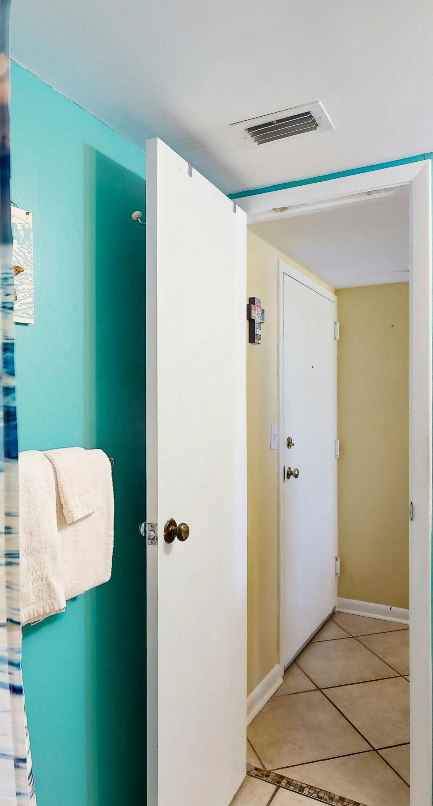 Snowbird-friendly condo with WiFi, on-site pools, hot tub, golf, & tennis