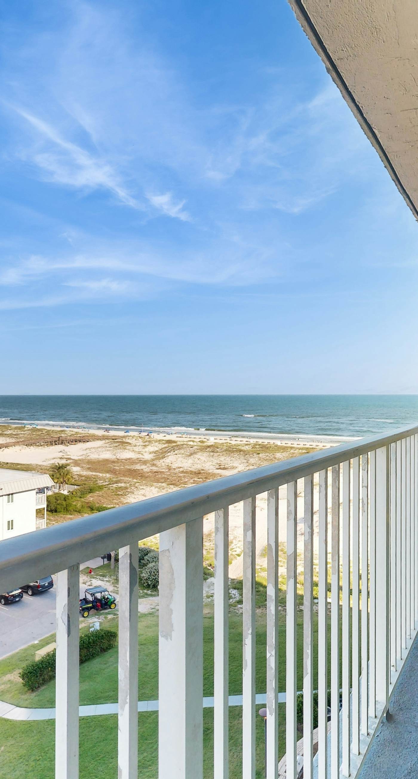 Snowbird-friendly condo with WiFi, on-site pools, hot tub, golf, & tennis