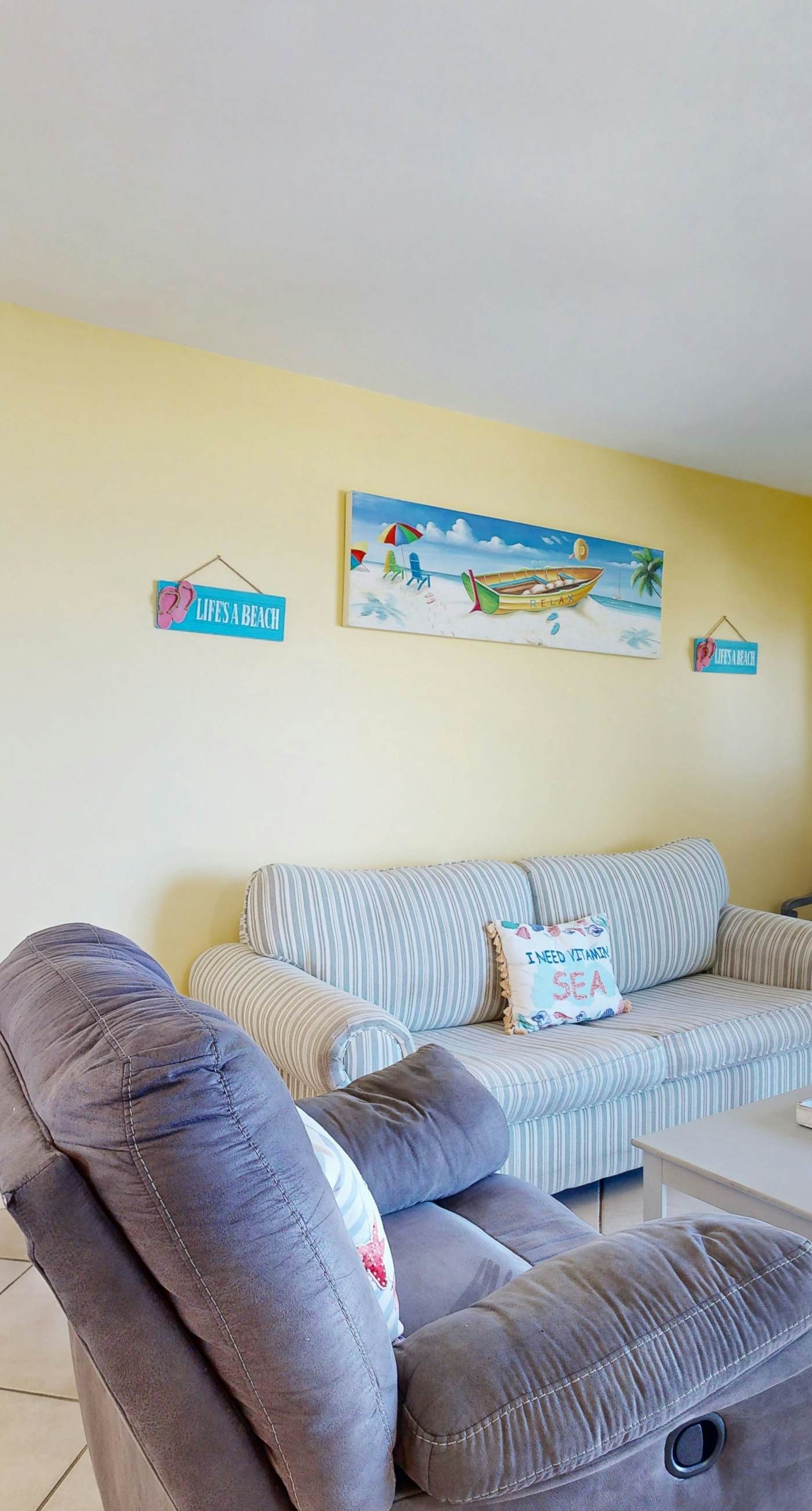 Snowbird-friendly condo with WiFi, on-site pools, hot tub, golf, & tennis