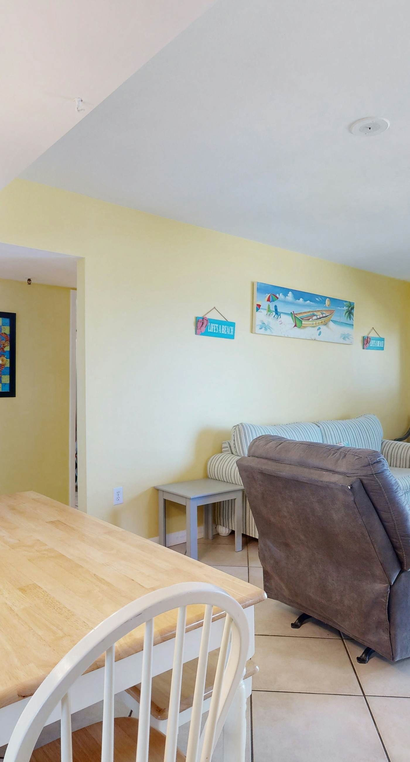 Snowbird-friendly condo with WiFi, on-site pools, hot tub, golf, & tennis