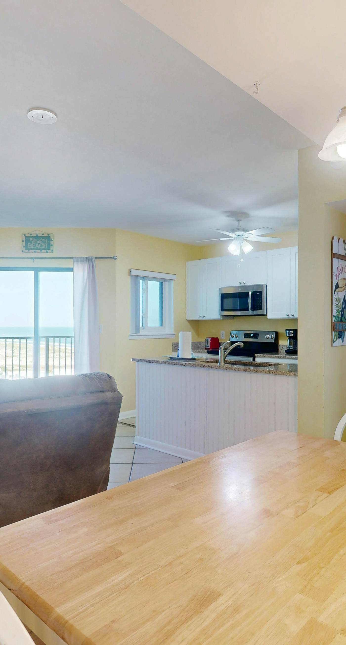 Snowbird-friendly condo with WiFi, on-site pools, hot tub, golf, & tennis