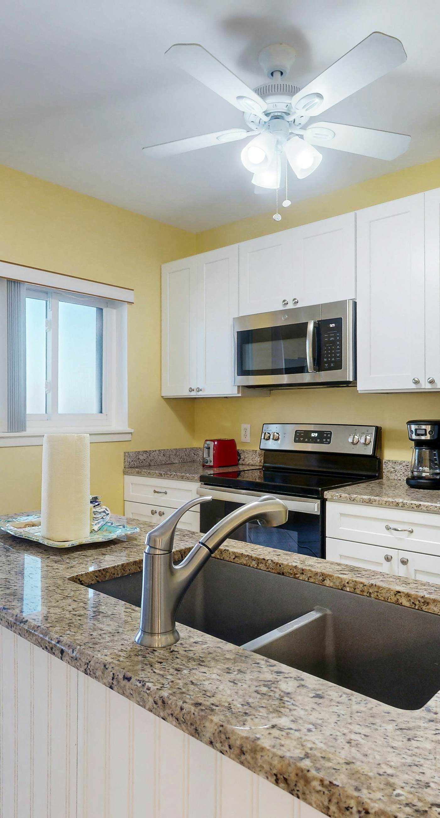 Snowbird-friendly condo with WiFi, on-site pools, hot tub, golf, & tennis