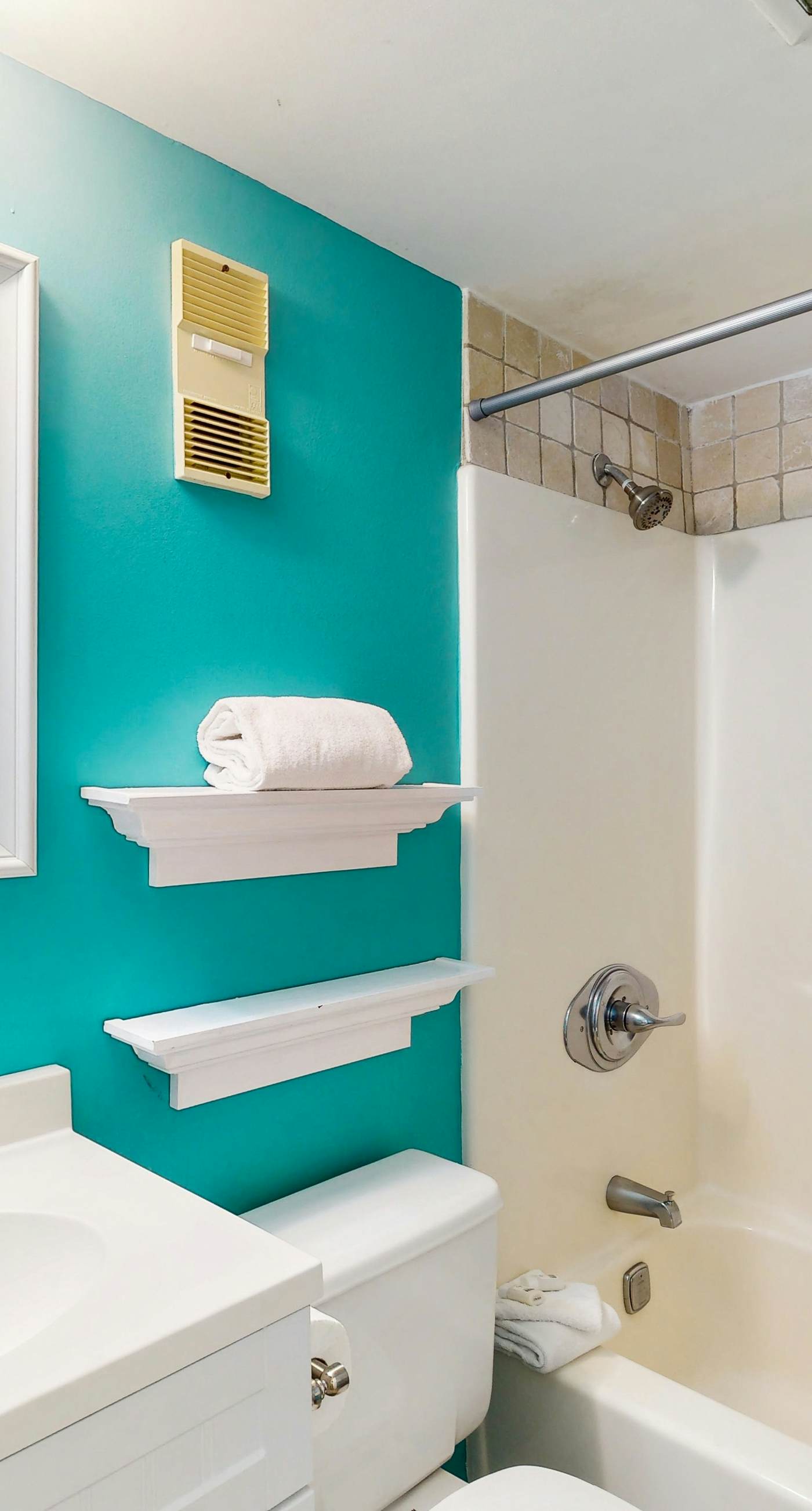 Snowbird-friendly condo with WiFi, on-site pools, hot tub, golf, & tennis