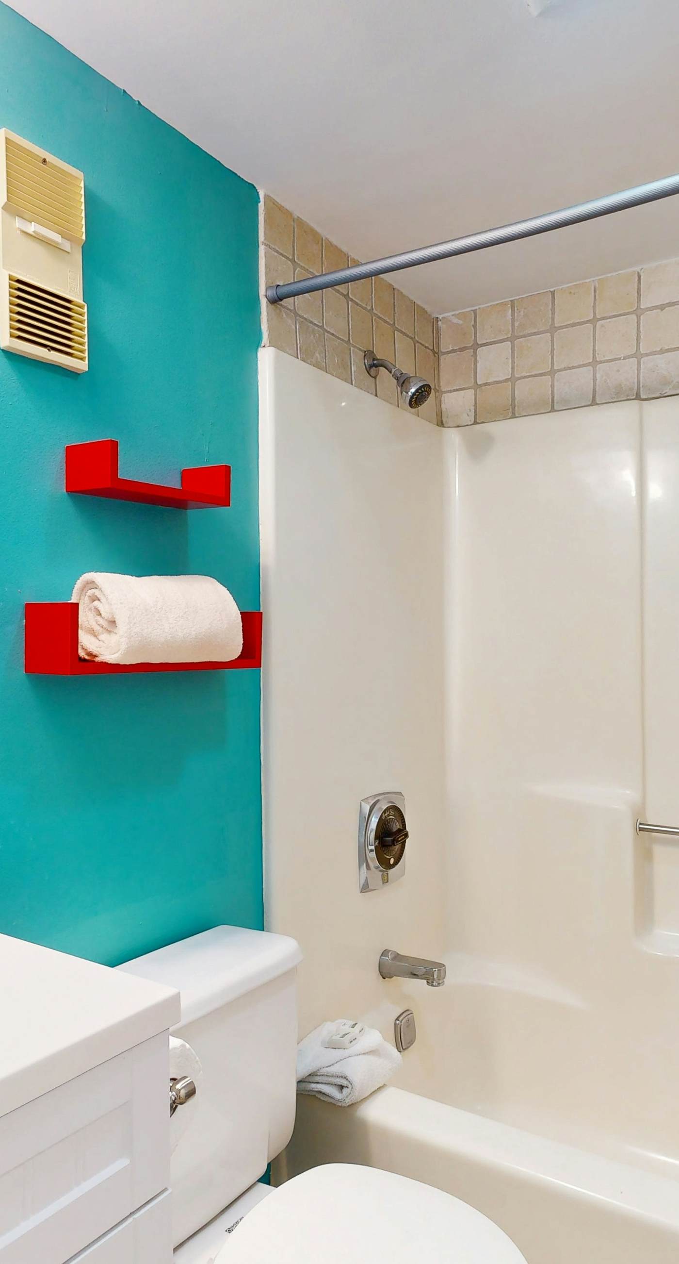 Snowbird-friendly condo with WiFi, on-site pools, hot tub, golf, & tennis