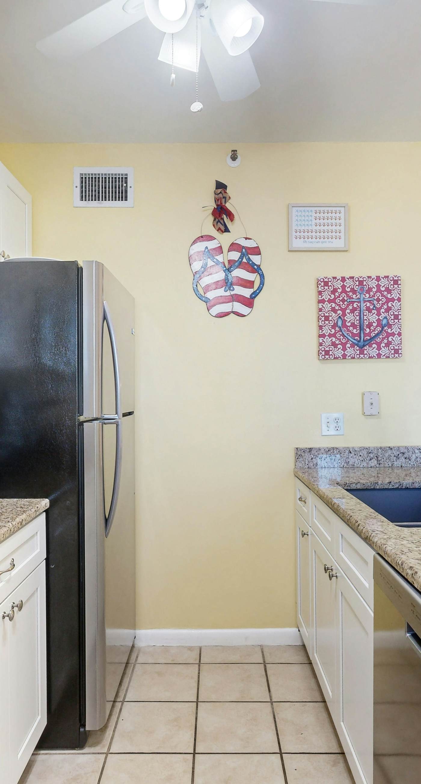 Snowbird-friendly condo with WiFi, on-site pools, hot tub, golf, & tennis