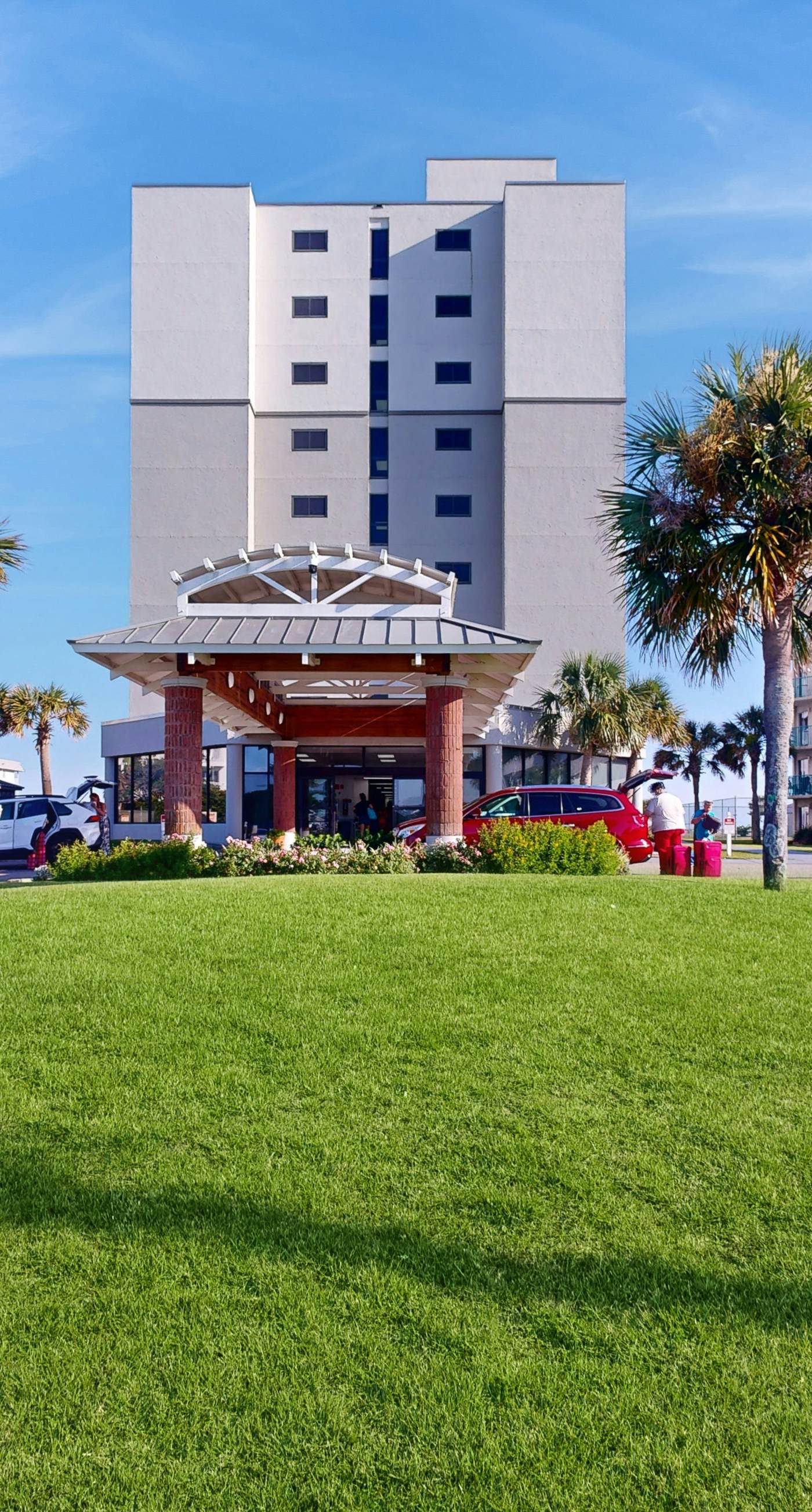 Snowbird-friendly condo with WiFi, on-site pools, hot tub, golf, & tennis