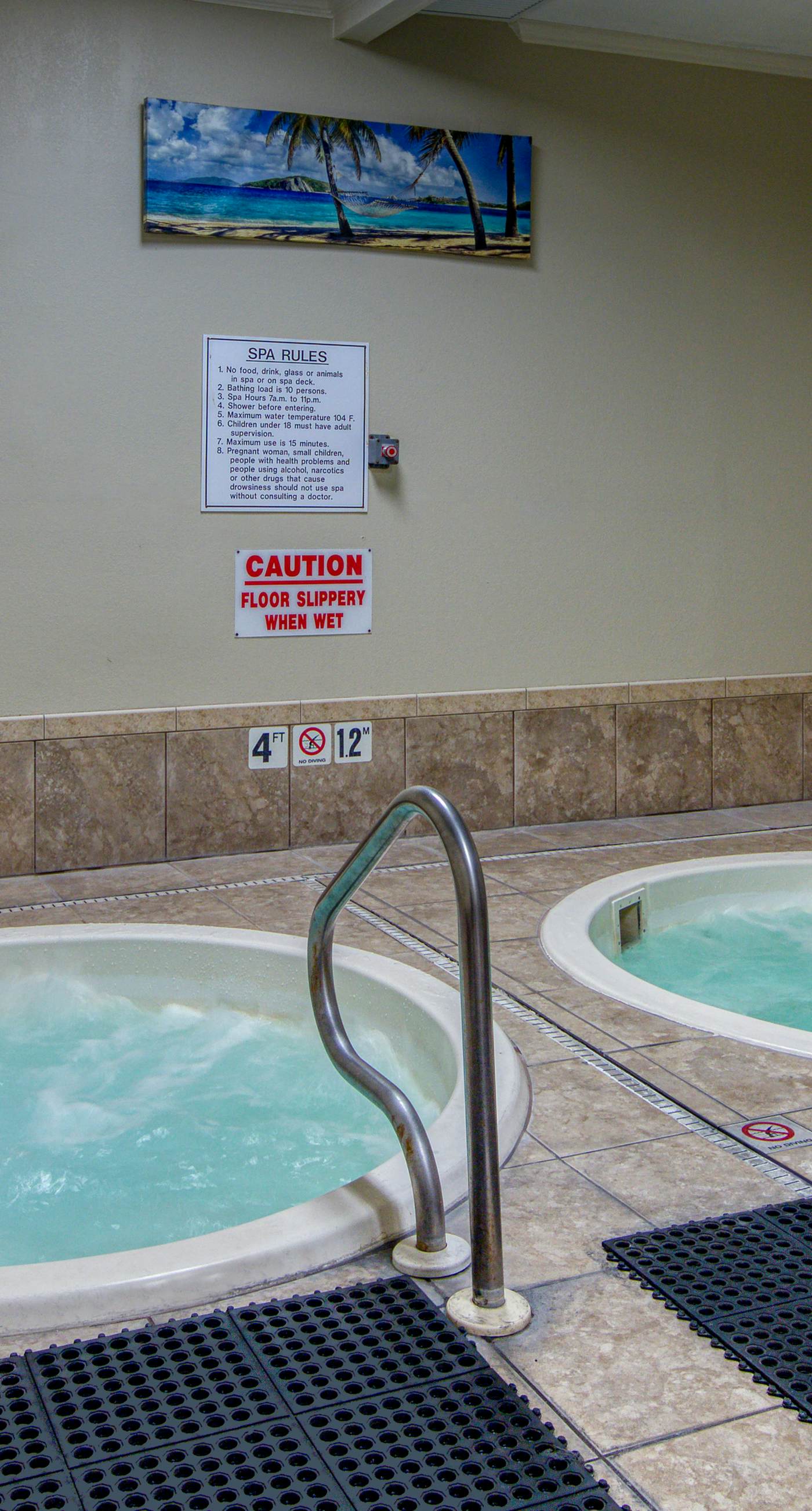 Snowbird-friendly condo with WiFi, on-site pools, hot tub, golf, & tennis